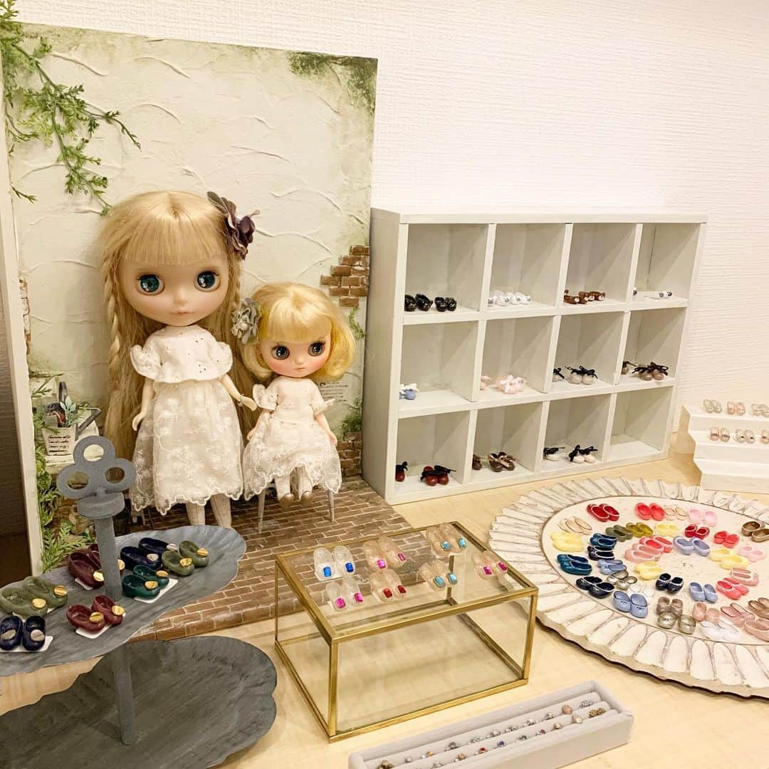 クマ・マロン・モモさんのインスタグラム写真 - (クマ・マロン・モモInstagram)「昨日は、 @angeepais.atelier さん @petitnannan さんのショップ&アトリエのプレオープンにおじゃまして来ました！  白ベースにアンティーク家具など、とても可愛い空間に仕上がっていて、お二人にピッタリ✨  世間では、コロナ騒動で、たくさんお店が閉まる中、 チャレンジしてる姿は、応援したいです💕  オープンは、11月27日✨  今は、プレオープン中なので、来店の際は、連絡が必要とのことですので、 詳しくは @angeepais.atelier さんのInstagramでご確認ください。 （11月23、26日はお休み） ・ ・ ・ @angeepais さんは、アロマにも詳しく、お店には、アロマオイルもあります。  私は最近、瞑想しているので、瞑想に合うとおすすめの『believe』というブレンドオイルを購入しました✨  #自由が丘 #アクセサリー #ネイルサロン」11月23日 13時00分 - chocokumaron