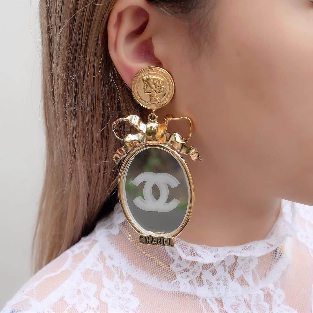 Vintage Brand Boutique AMOREさんのインスタグラム写真 - (Vintage Brand Boutique AMOREInstagram)「Vintage Chanel bow mirror earrings   On website search for AO31112  ✈️Free Shipping Worldwide 📩DM for more info and pricing ➡️info@amorevintagetokyo.com  #vintagechanel #chanel」11月23日 13時01分 - amore_tokyo