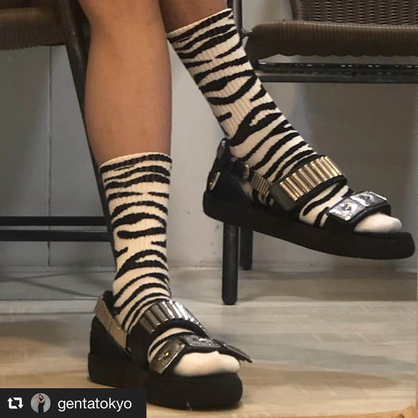 TOGAさんのインスタグラム写真 - (TOGAInstagram)「#repost @gentatokyo TOGA PULLA Metal sneaker sandals Available at TOGA stores and TOGA ONLINE STORE. @togaarchives_online ・ #togaarchives #togaarchives_online #toga #togapulla #togapullashoe #shareyourpulla #togapulla20aw #トーガ #トーガアーカイブス #トーガプルラ」11月23日 13時12分 - togaarchives