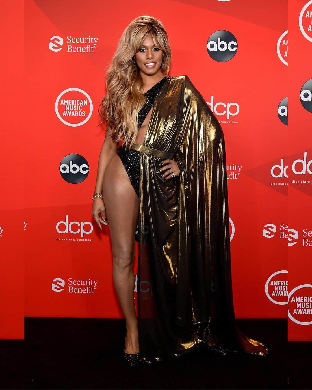 Just Jaredさんのインスタグラム写真 - (Just JaredInstagram)「@lavernecox is good as golden  Visit Just Jared now for all the pics and videos from the @amas! #LaverneCox  #AMAs Photos: Getty/ABC」11月23日 13時04分 - justjared