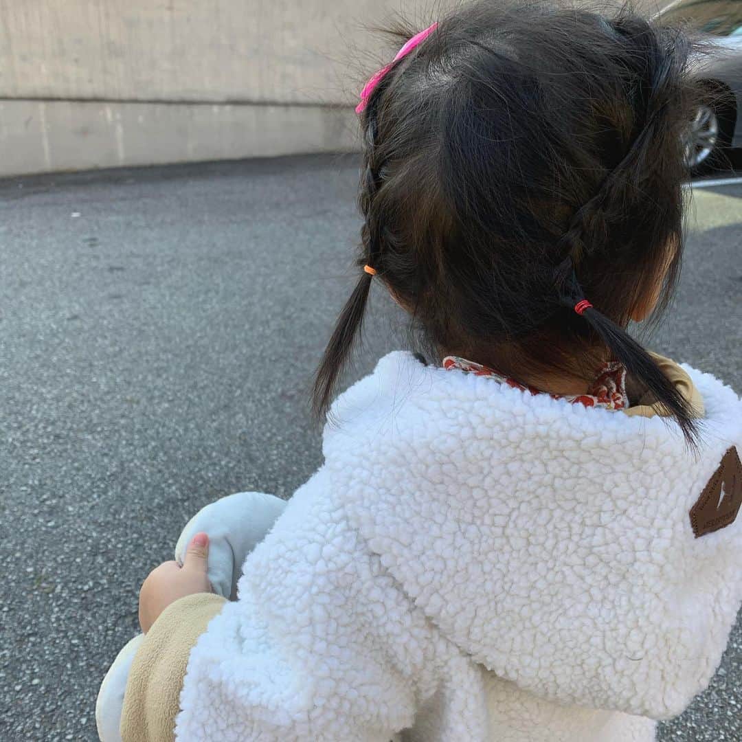 シン・ジスのインスタグラム：「몇가닥 되지 않는 머리 디자인때문에  그 전날 어깨가 무거우신건 아닌지 걱정되지만 기대가 되는 나날들 👐」