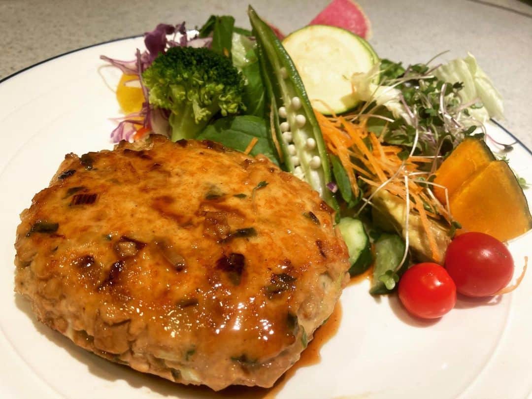 のインスタグラム：「蓮根ハンバーグ  教えていただいたレシピ通りに作ったら劇的に美味しかったです。。  #おうちごはん」
