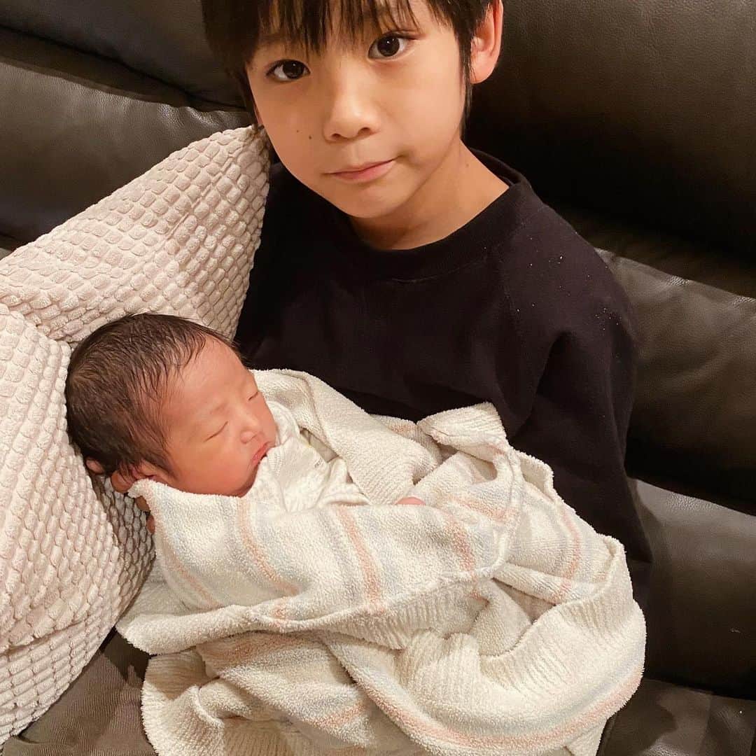 ayakoさんのインスタグラム写真 - (ayakoInstagram)「❤︎ 先日 @makincoa さんの 赤ちゃんに会いに行ってきた ❤︎ 一生抱っこできるくらい 軽くて可愛くて 癒ししかなかった ❤︎ しかし 産後にあんな美しい人いるんだね 3人のママ頑張ってね☺️ ❤︎ #新生児#双子#小学生男子」11月23日 13時13分 - ayaya315