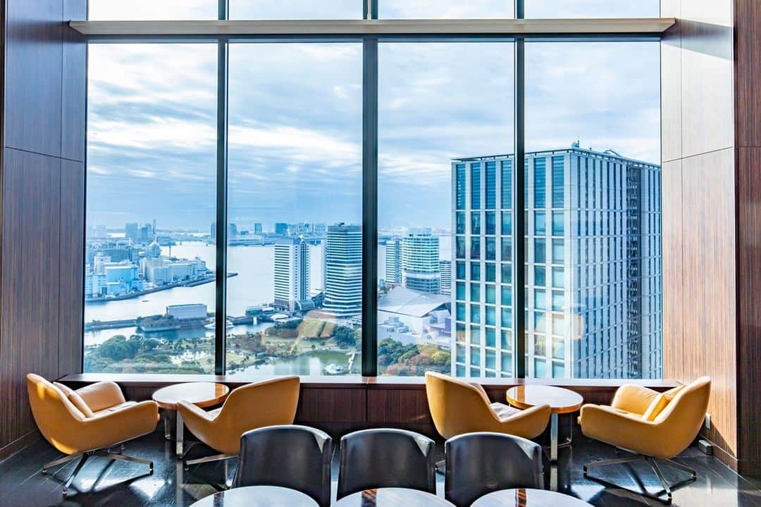 Conrad Tokyoのインスタグラム：「浜離宮恩賜庭園や東京湾の景色を望む贅沢な上質空間。 A spacious lounge bar with a beautiful view of Hamarikyu Garden and the Rainbow Bridge.  Share your own images with us by tagging @conrad_tokyo ————————————————————— #コンラッド #コンラッド東京 #ホテル #東京 #銀座 #ラグジュアリー #港区 #トゥエンティエイト #アフタヌーンティー #優雅 #シャンパン #コンラッドアフタヌーンティー #ティータイム #午後 #お茶 #Conrad #Hotel #Tokyo #ConradTokyo #Ginza #Luxury #Minatoku #Twentyeight #Afternoontea #Sweets #conradafternoontea」