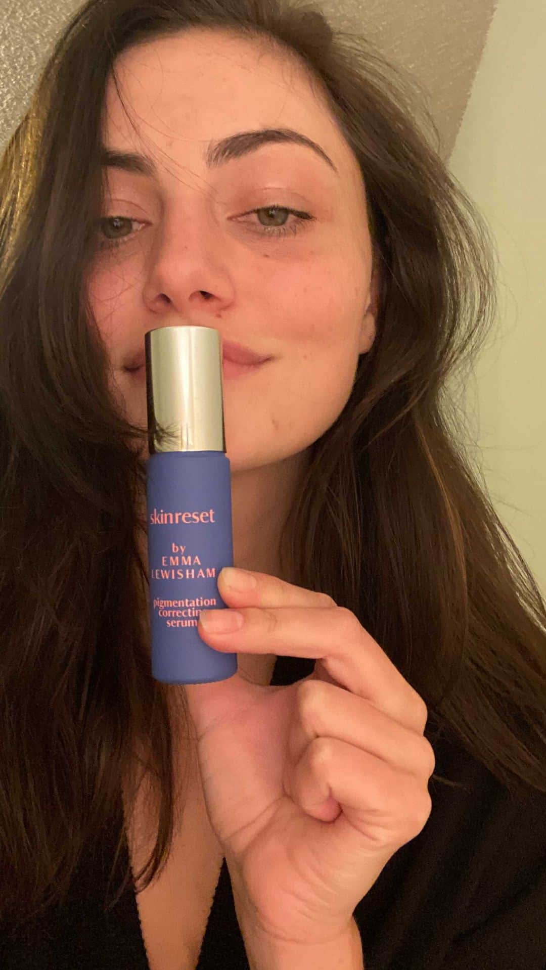 フィービー・トンキンのインスタグラム：「I am so excited to partner with a brand I truly believe in and have not only been impressed with the results these products have had on my skin but how progressive they are in terms of sustainability and environmental accountability.   All @emmalewisham products are 100 percent clean and natural.  All their products are free  from fillers and artificial colors and fragrances, and synthetic preservatives.  The product I have been really loving is Skin Reset which you can learn more about on their website. 💚」