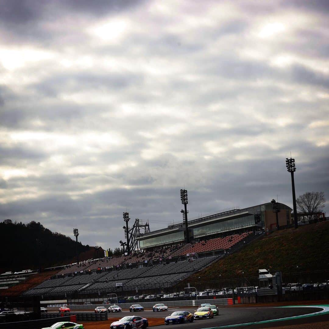 脇阪寿一さんのインスタグラム写真 - (脇阪寿一Instagram)「三橋仁明写真館  GR 86/BRZ Race  最終戦 ツインリンクもてぎ  決勝12位  #gr86brzrace #assomotorsports #toyota #86 #owltech #春ちゃん #寿一サロン  #豊田章男 #モリゾウ #boss #感謝 #三橋仁明 #カメラマン」11月23日 13時25分 - juichiwakisaka