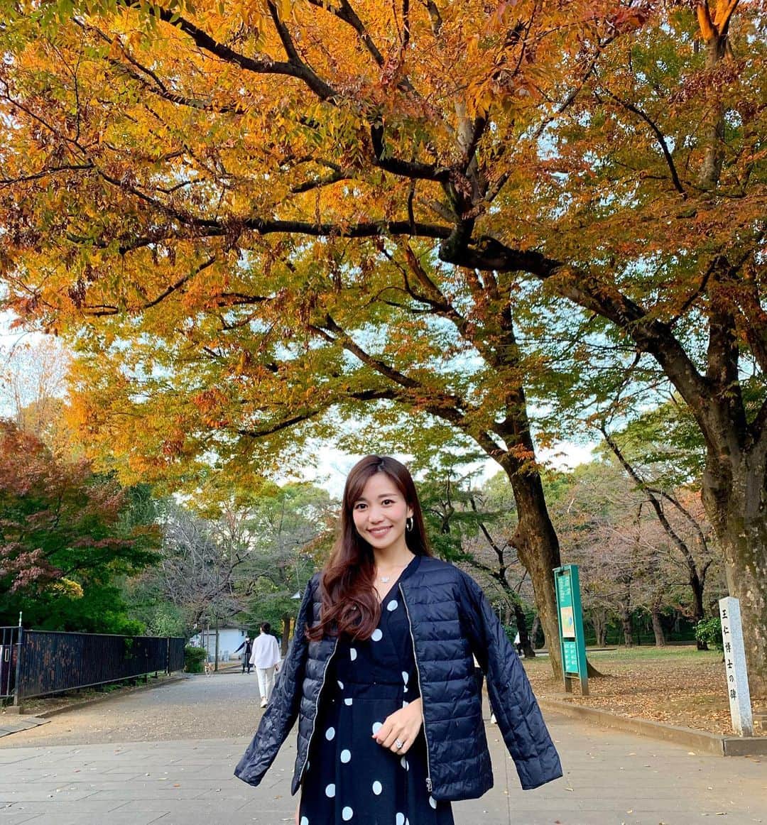 福山唯のインスタグラム：「お散歩🍁✨ . . outer @kuih_store  onepiece @unik_2018  . .  @kuih_store のダウン、薄くて軽いのにとても暖か♡お色はブラックなのだけど、光によって真っ黒ではなく黒〜ネイビーみたいな色に見える柔らかい色味でそこもお気に入り♪ . . #coordinate #black #downjacket #kuih #kuihst #onepiece #dot #instafashion #コーディネート  #紅葉　#紅葉狩り　#クイ　#ダウンジャケット　#秋コーデ　♡」