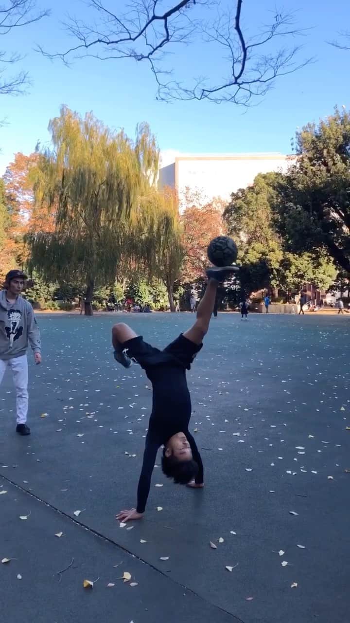 James Jのインスタグラム：「Acrobat challenge 🔥😎⚽️ #soccer #433skills #433 #freestylefootball #jamesj  @433 @433skills @senafreestyler」