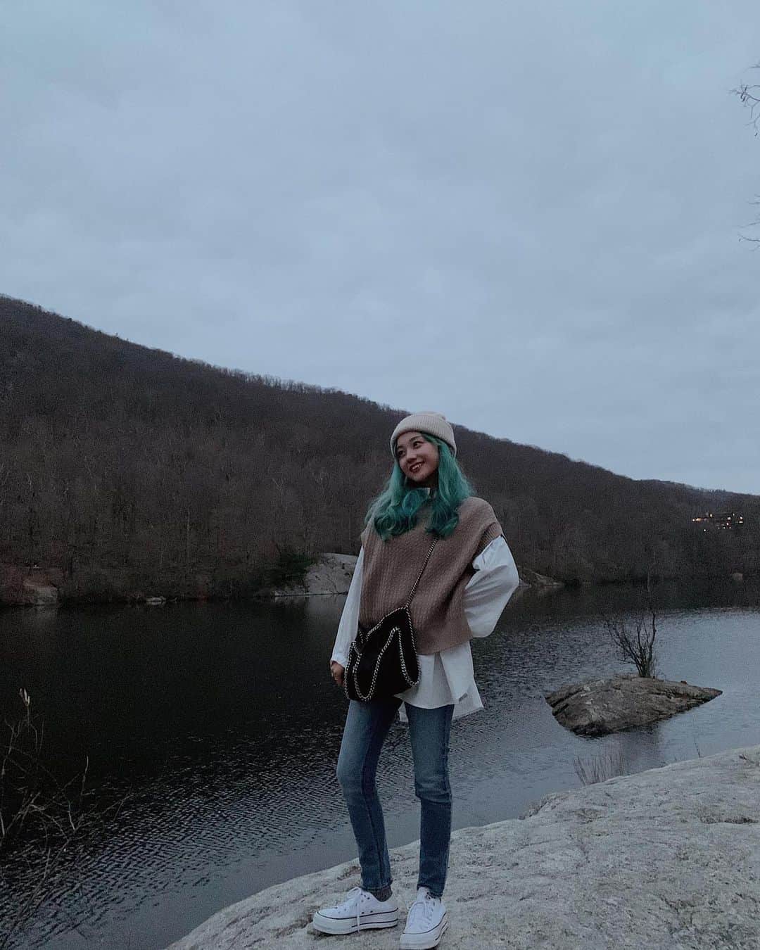 のインスタグラム：「Feeling the air of nature🌳🌱🌿 : 自然に触れて、澄んだ空気を吸って、冬を感じた1日でした☺️ : #nyc #bearmountain #ootd #style #autumnstyle #autumnfashion #autumn #fashion」