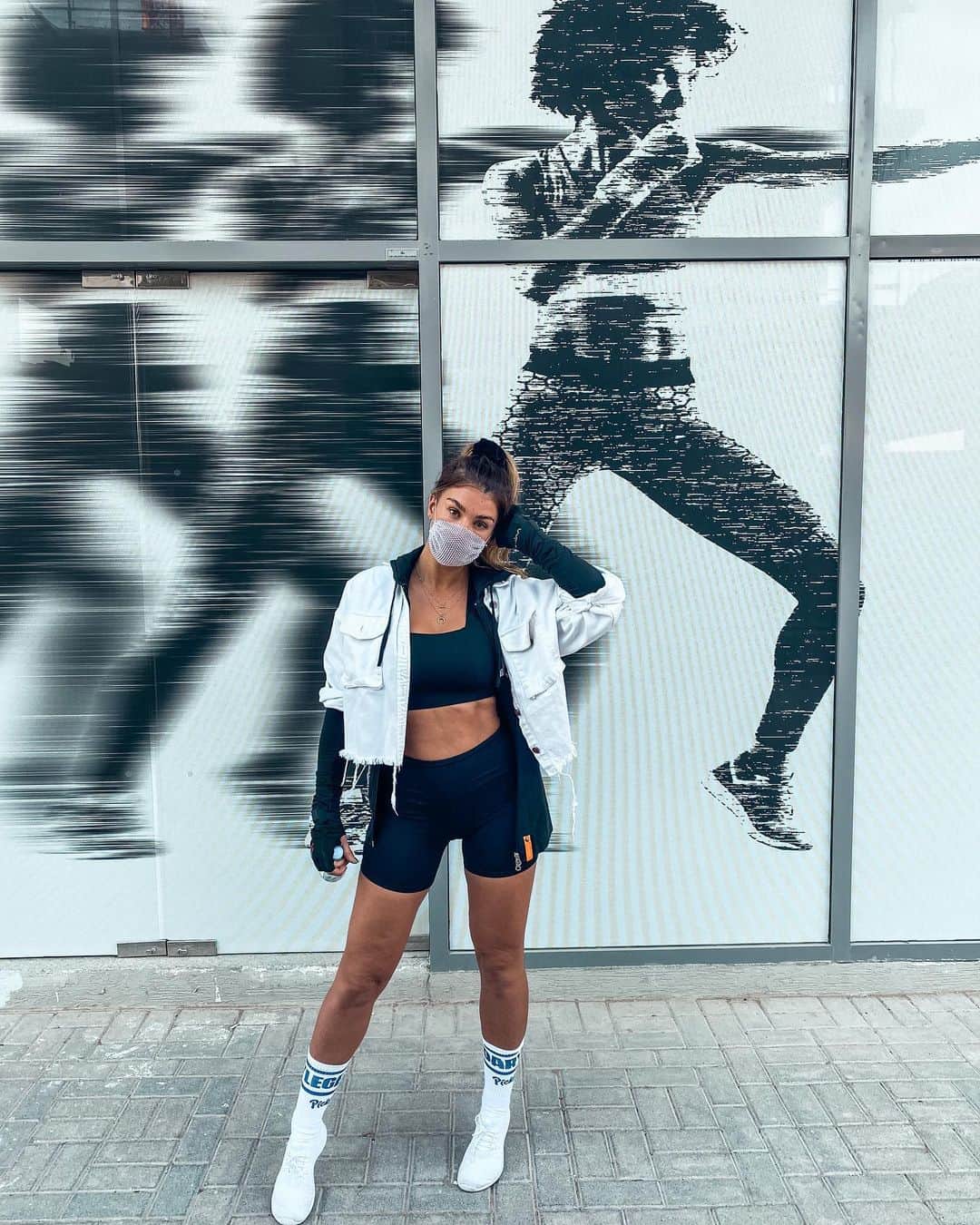 のインスタグラム：「I’m such a cocky little sh*t after a workout 🏋️‍♀️ 🥊 @boxica   You might have seen on my stories I’ve written up a life schedule so I can plan which classes I want to go & then I can arrange childcare. Also plan activities for Dem and I around her nap times. I’ve never been one for routine, but it’s something I need to do if I want to keep EVERYONE happy 🥰Feel like I’m finally becoming an adult about the whole parenting thing !!😂☺️ outfit tagged xx」