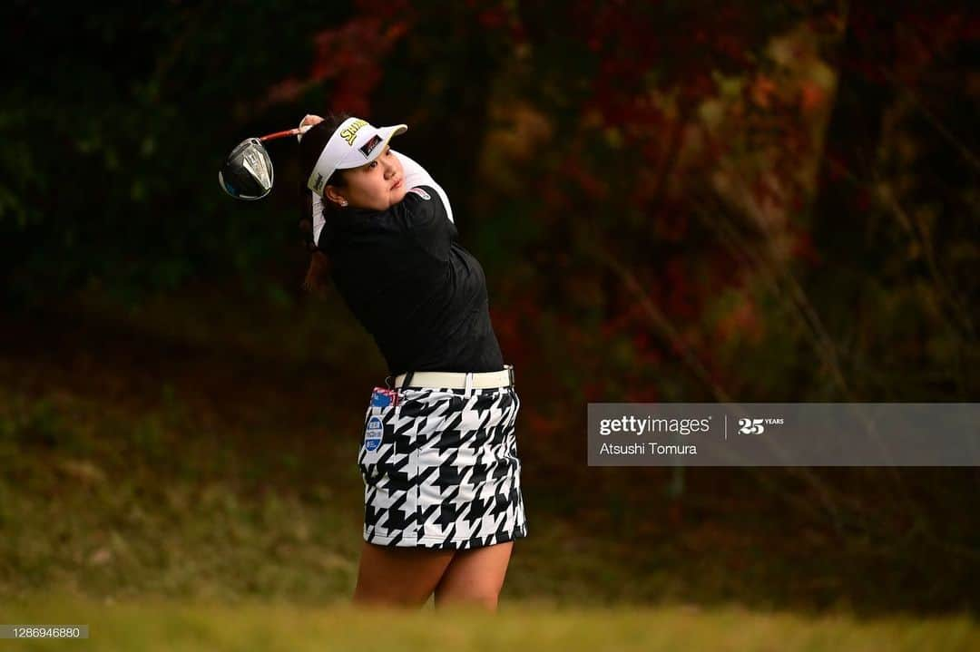 河野杏奈のインスタグラム：「. 大王製紙エリエールレディスオープン⛳️ 28位Tでした。 初日4位スタートで久しぶりにいいスタートがきれたにも関わらず、 そこからスコアを伸ばせずに終わってしまってとても悔しいです。  それでも久しぶりの予選通過で、 今大会で学べたことは多くて、 来年に向けてオフでしっかり取り組んでいきたいと思います‼️ #大王製紙エリエールレディスオープン#jlpga#女子ゴルフ . . 今年このような状況の中、いくつも大会を開催してくださったことにとても感謝しています。 . そして今年サポートしてくださった #株式会社小泉　様 #castrol 様 #マイナビ　様  #golfnettv  様　@golfnettv  #イースタンリアルエステイト　様 #株式会社ゆうき　様　@coreforce.official  #coreforce  #loudmouth  様　@loudmouth_japan_official #住友ゴム工業 様　@srixongolf  #nike  様　@nikegolf  本当にありがとうございました🌟 皆様に良い報告ができるようこれからも頑張っていきます💪 応援よろしくお願い致します🙇‍♀️ #河野杏奈」