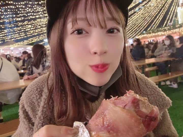 のインスタグラム：「前回に引き続きもぐもぐ投稿 あと何回クリスマスマーケット行くかな  #冬を好きになりたい」