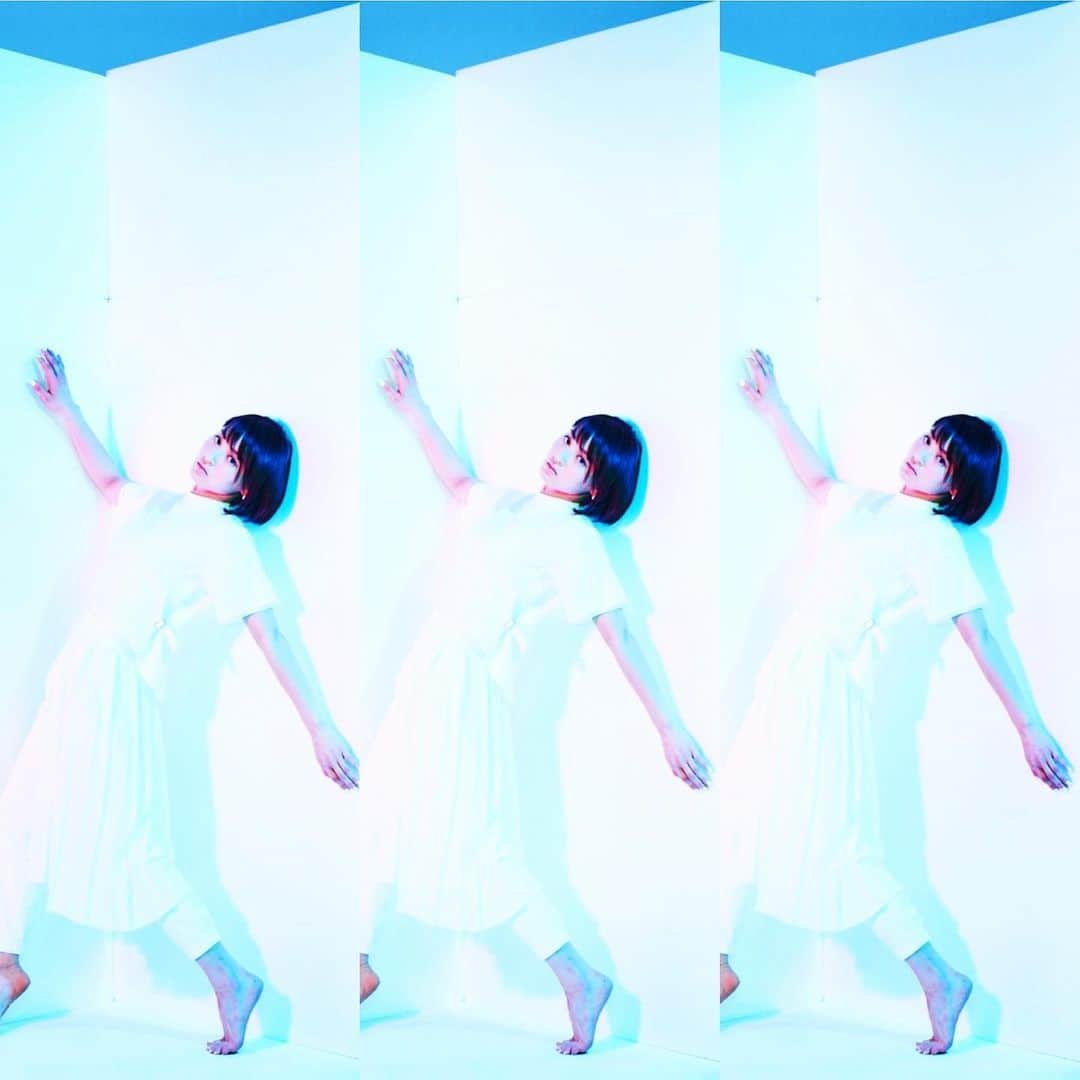 MIKIKOのインスタグラム：「Artistspokenアップしました  第八回目はSAYAとの対談です 日々の感情の機微をしっかり見つめ じっくり揺さぶられながら生きている 「自分を持て余すまい」と葛藤する彼女の姿を これからもしっかり記録していかねば！ と思わされる対談でした。 ここからどんな花（華）を咲かせるのか さやちゃんの@sayashinohara のこれからがとても楽しみです。  2020年11月20日声の記録  ①あの！しのはらさやちゃん/実はフェスで・・・ ②小指でぶら下がってる感/さや&かおり ③安心頼もし/踊る人の心踊る ④インプットとアウトプットのバランス/その歳どしの華を ⑤タフよねー/あの瞬間から世界がキラキラに！  一日一話ずつアップ予定です  ※Artistspoken @artistspoken のアプリをダウンロードすると聞いて頂けます📻」