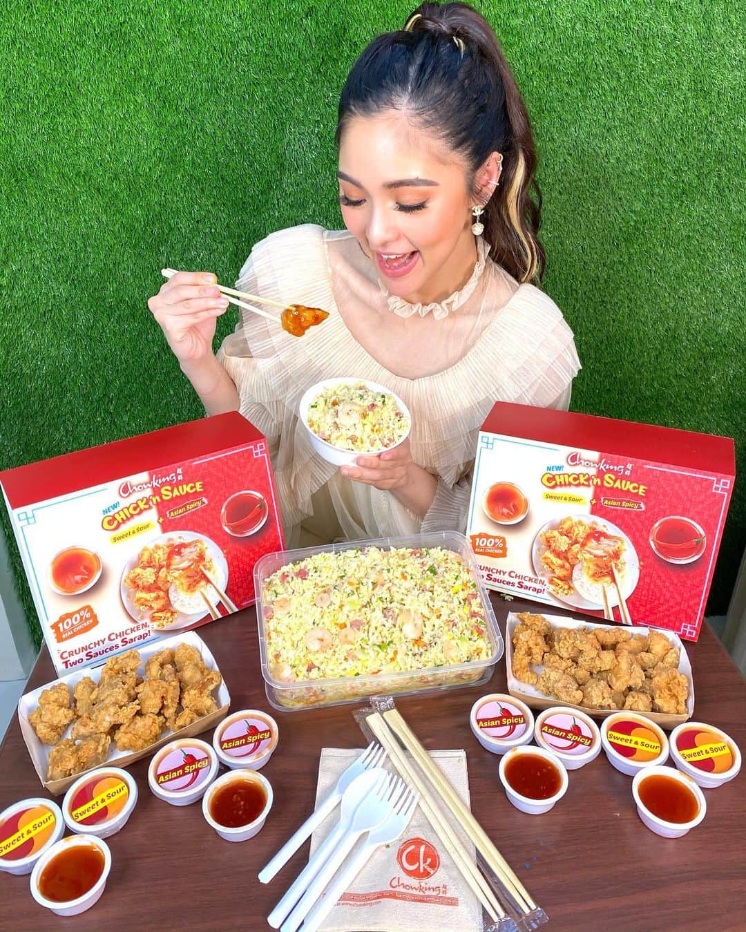 Kim Chiuさんのインスタグラム写真 - (Kim ChiuInstagram)「My ultimate comfort food CHOWKING #ChickNSauce! Holidays are coming and I want to give you my followers a chance to treat your family this December. 🎄. . Get a chance to WIN a special feast from @chowkingph by joining this give away!!!❤️Write in the comment section below why you’d like to try the new Chowking Chick N’ Sauce, tag @chowkingph and i’ll pick 15 winners!!! Stay tuned to my IG stories this nov24-25 to see if you’ve won!!!❤️💯👍🏻😁🎄 𝐂𝑶𝑴𝑴𝑬𝑵𝑻 𝒃𝒆𝒍𝒐𝒘 𝒏𝒂!!!😁⬇️」11月23日 13時56分 - chinitaprincess