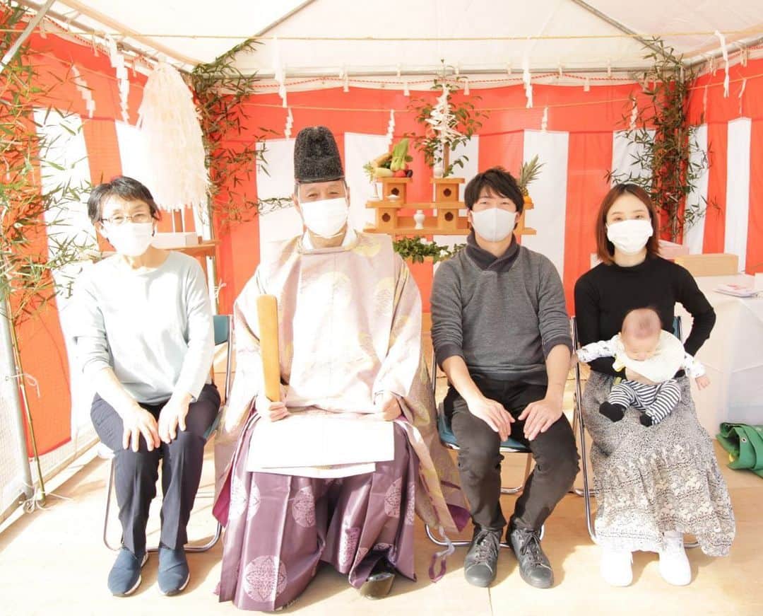 福井 注文住宅 新築 スーパーウォール みつぐはうす工房のインスタグラム：「. １１／２２(日)　Ｔ様邸　地鎮祭行いました。 . 数ある中から、弊社をお選び頂きありがとうございます。 . ご近所の方に見守られながら、とっても可愛いお子さんも一緒にご参加頂きました。 . たくさんお打合せ頂いたものが、これから形となってきます。 . スタッフ一同、よろしくお願い致します。」