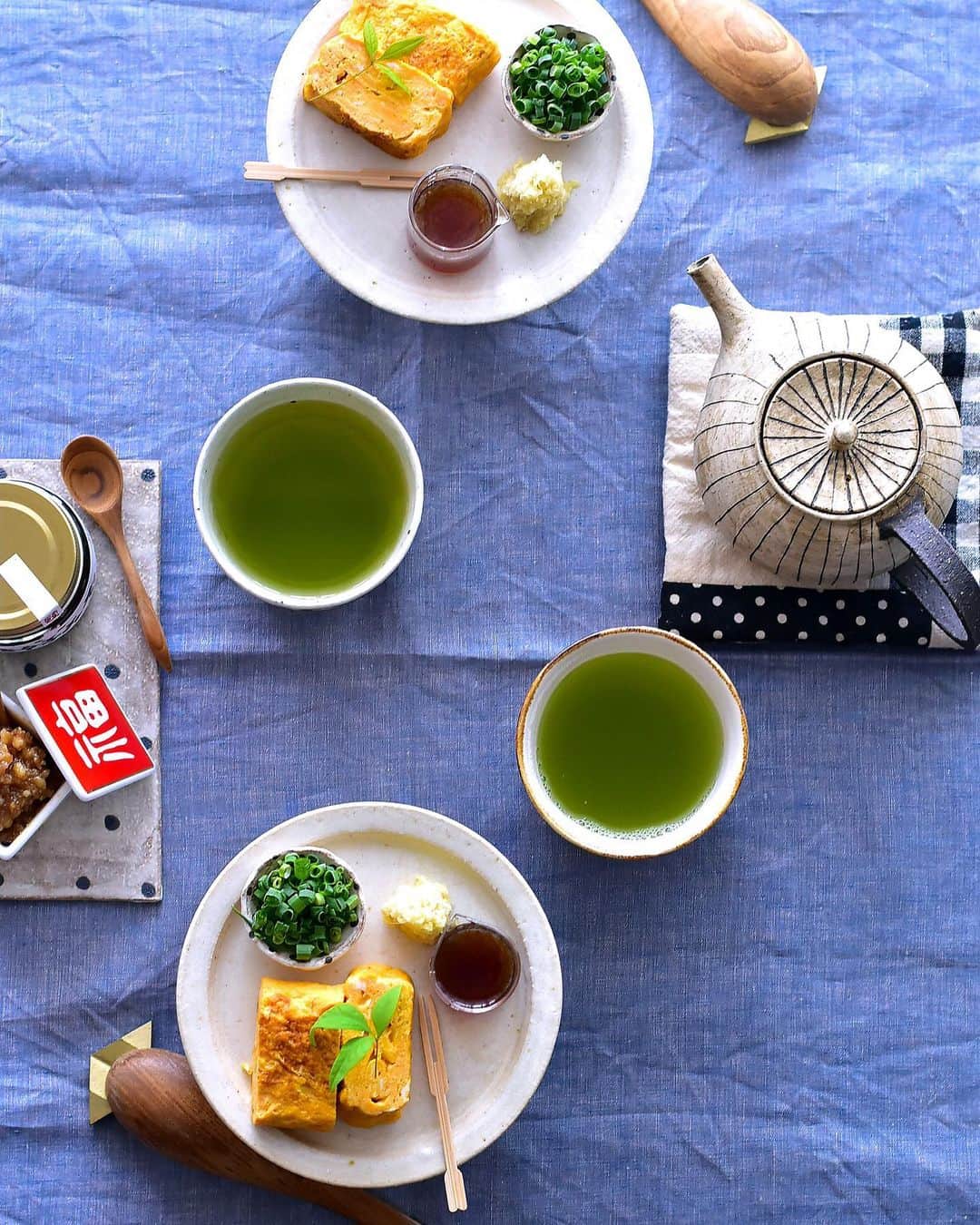 セーラさんのインスタグラム写真 - (セーラInstagram)「* 2020/11/23 * + . . なんだかひんやりするので #温泉とうふ用調理水 を使って湯豆腐。 トロトロのお豆腐美味しいよね。 ちょっとトロトロさせすぎて豆腐の角がとれまくったけど(ﾉ∀｀笑)。 . . 薬味は、小葱や生姜のすりおろし 味変には、唐辛子味噌やお店で買って来た手作り柚子味噌を入れて。 . oyasaiya菜さんで詰め放題して来たは柚子をたっぷり絞って #かけ醤油 と混ぜて柚子醤油をかけて。 美味しい。😋👍 . . ほぼカロリーゼロのご飯でした。（笑） ・ ・ ・ #湯豆腐 #嬉野豆腐 #無農薬野菜 #有機野菜 #おうちごはん」11月23日 14時02分 - se_ra0227