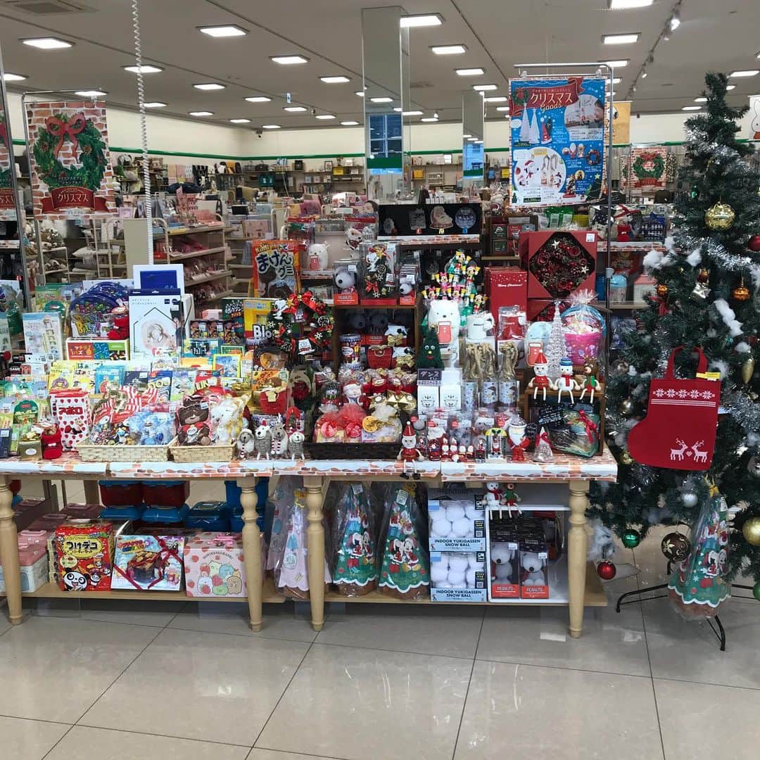 シャンブルオフィシャルさんのインスタグラム写真 - (シャンブルオフィシャルInstagram)「クリスマス売場コンテスト🎄🎅スタート！  エントリーNo.8 ハーツタウンわかさ店 お店からのメッセージ📮 「お家で家族やお友達と過ごすクリスマス🎄皆様が幸せなクリスマスを過ごせますように♪」  もうすぐ、12月⭐️ 12月と言えば、クリスマスをイメージされる方も多いのでは？ シャンブルでは、クリスマスならではのアイテムを集めたクリスマス売場を展開中です♪  遠出のしにくい今年の冬は、シャンブルのクリスマスグッズと一緒にお家の中で楽しみましょう🏠  全国に展開するシャンブルの店舗から、よりすぐりの10の売場を紹介します。 皆様のお気に入りの売場にいいね！を押して応援してください📣  最寄りのシャンブルのクリスマス売場も店頭でチェックしてみてくださいね。  #クリスマス#売り場演出#季節を感じる#季節を楽しむ#クリスマスアイテム#クリスマスアイテム#売り場づくり#売り場」11月23日 14時12分 - grchambre