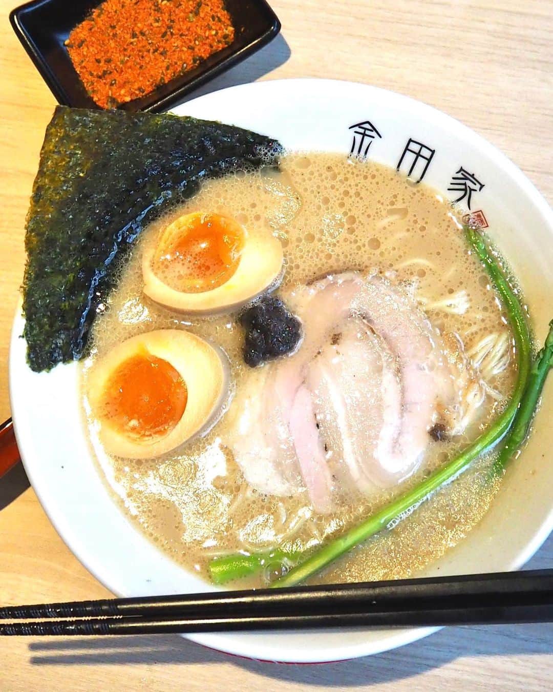 Li Tian の雑貨屋さんのインスタグラム写真 - (Li Tian の雑貨屋Instagram)「Rainy season hails for some comforting ramen. Tried the Truffle Ramen and Tonkotsu ramen from @kanadaya.sg and I personally prefer the Tonkotsu Ramen as you can taste the layers in the broth while the broth in the truffle ramen was overpowered by the truffle aroma and became rather flat after a while (not a bad thing if you are a truffle lover)   If you are peckish for some sides, there’s plenty to choose from but I think the Chicken Karaage is the safest option.   Prices for the ramen starts from $16~ and the latest outlet is at @marinasquaresg   • • #sgeats #singapore #local #best #delicious #food #igsg #sgig #exploresingapore #eat #sgfoodies #gourmet #yummy #yum #sgfood #foodsg #burpple #beautifulcuisines #bonappetit #instagood  #eatlocal #japanese #delicious #sgrestaurant #musttry #noodles #ramen #mediainvite #ラーメン #拉麵」11月23日 14時13分 - dairyandcream