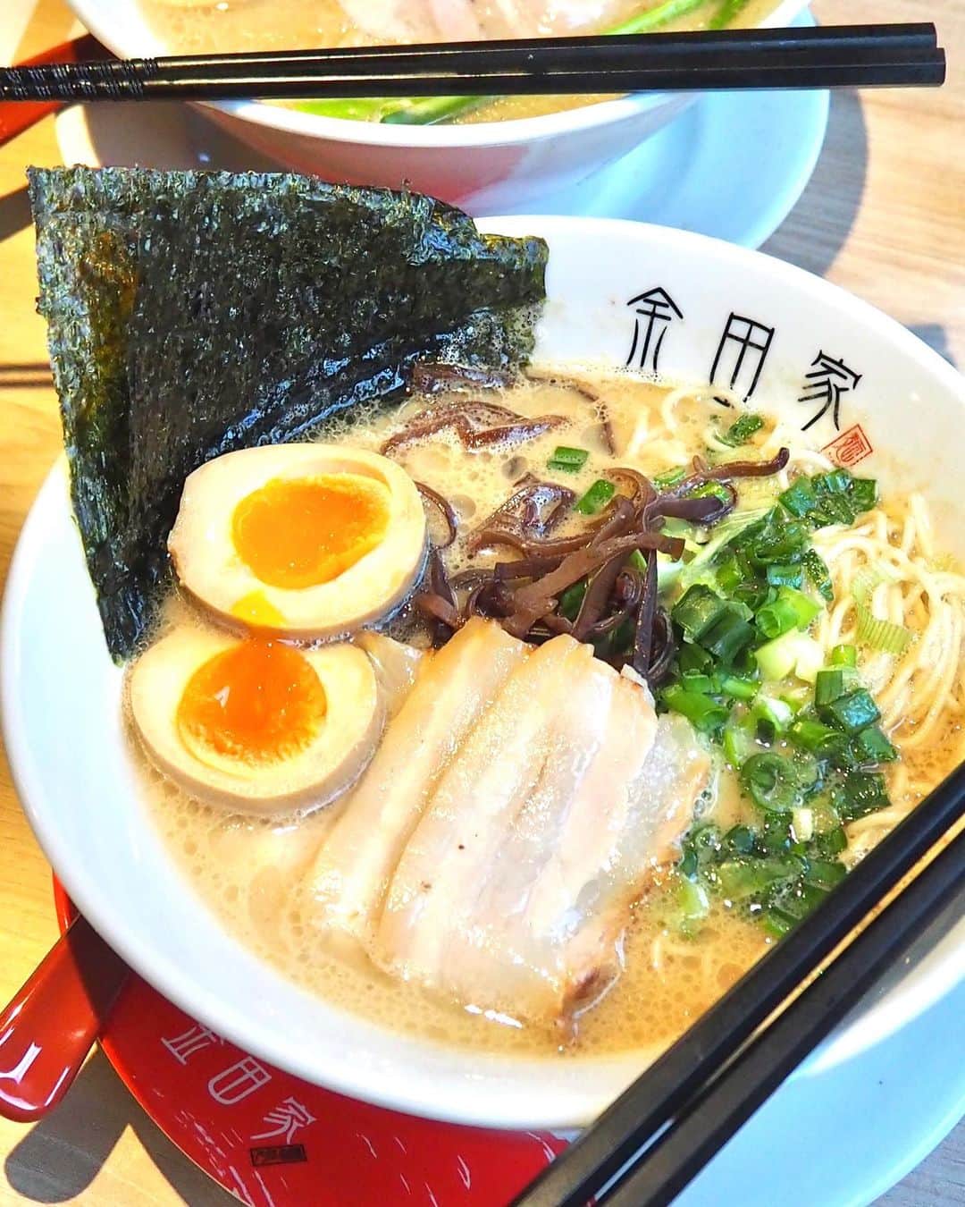 Li Tian の雑貨屋さんのインスタグラム写真 - (Li Tian の雑貨屋Instagram)「Rainy season hails for some comforting ramen. Tried the Truffle Ramen and Tonkotsu ramen from @kanadaya.sg and I personally prefer the Tonkotsu Ramen as you can taste the layers in the broth while the broth in the truffle ramen was overpowered by the truffle aroma and became rather flat after a while (not a bad thing if you are a truffle lover)   If you are peckish for some sides, there’s plenty to choose from but I think the Chicken Karaage is the safest option.   Prices for the ramen starts from $16~ and the latest outlet is at @marinasquaresg   • • #sgeats #singapore #local #best #delicious #food #igsg #sgig #exploresingapore #eat #sgfoodies #gourmet #yummy #yum #sgfood #foodsg #burpple #beautifulcuisines #bonappetit #instagood  #eatlocal #japanese #delicious #sgrestaurant #musttry #noodles #ramen #mediainvite #ラーメン #拉麵」11月23日 14時13分 - dairyandcream