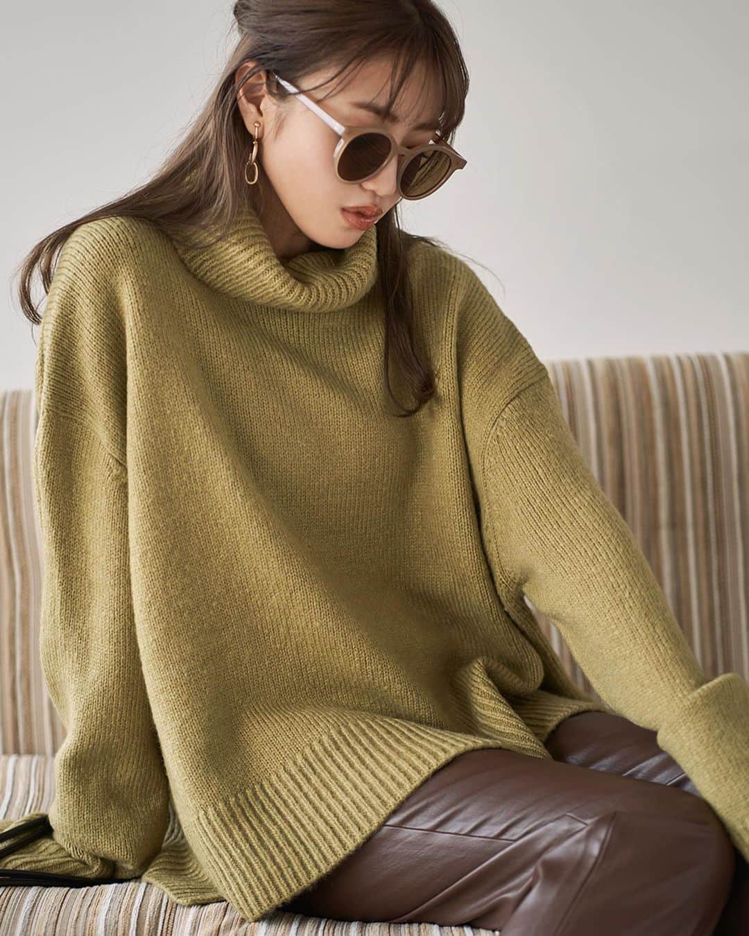 GRLさんのインスタグラム写真 - (GRLInstagram)「【👆画像をタップすると購入できるよ👆】 マーシュ彩さん・香音さん着用 @ayamarshofficial #マーシュ彩 @kanon420_official #香音 #outfit #ootd #outfitoftheday #girl #girls #fashion #coordinate #followme #オフショット #コーデ #コーディネート #grl #グレイル #プチプラ #ファストファッション #通販 #通販サイト #プチプラコーデ #ファッション #可愛い #かわいい #cute #バックリボン #タートルネック #バイカラー」11月23日 14時09分 - grl_official