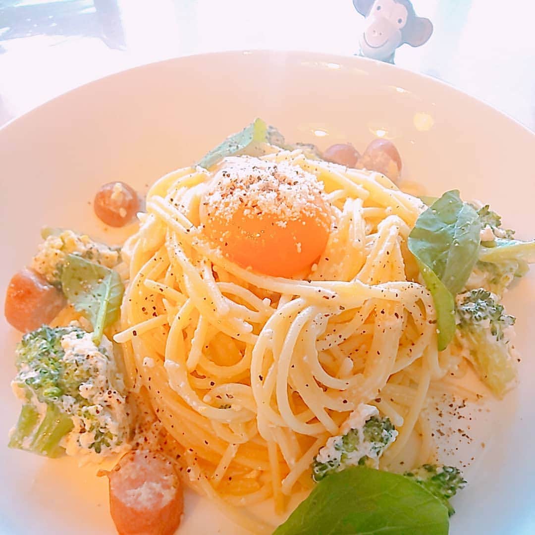 aaa_hal_smile_555のインスタグラム：「* * * #ちいちゃんご飯  * 三連休 * 土曜日はお仕事 給食を作るお仕事なんで ミートスパゲティとスープとマフィンを 作りました * 日曜日 美容院へ行きました 夜は、実家でご飯 * 月曜日 お昼にカルボナーラ作って 大好きな#ダウンタウン の番組録画してたやつ見ながらソファーでゴロゴロ * * #カルボナーラ #ボロネーゼ #美容院 #お仕事」