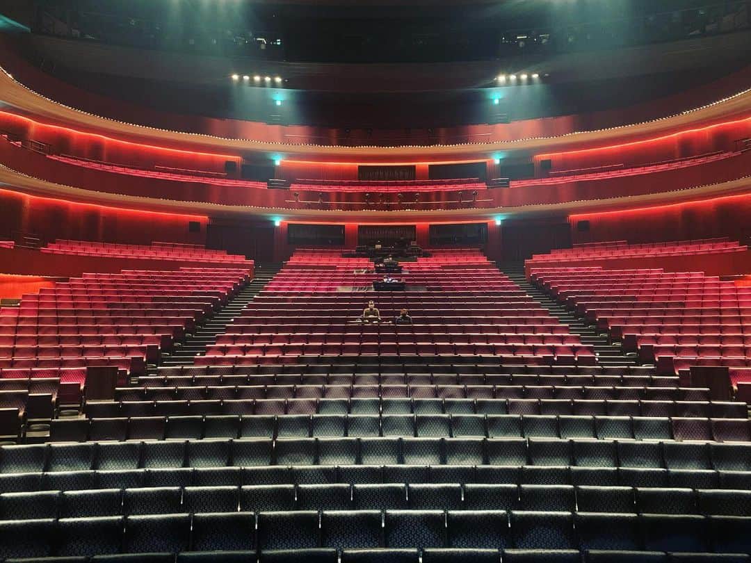 坂本美雨さんのインスタグラム写真 - (坂本美雨Instagram)「曲線と光の綺麗なまつもと市民芸術館。  個人的にこの建物を見学に訪れたこともあり、この美しい劇場の舞台に立ててしあわせ。  あたたかいスタンディングオベーションと4回ものカーテンコール！ありがとうございました！ . 本番前、ダンサーたちが思い思いに身体と向き合いながら動きやステージの感触を確かめているのが、おだやかな、とても好きな時間。 . #KAAT星の王子さま #松本 #まつもと市民芸術館 #伊東豊雄」11月23日 14時21分 - miu_sakamoto