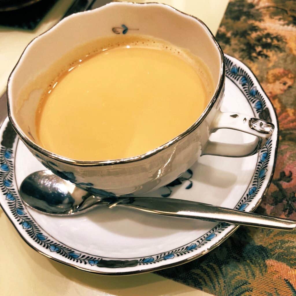 のインスタグラム：「自慢させてください。  愛してやまないカフェオレを絶って今日で17日目になりました。  どうしても叶えたい夢があり、そのために大好きなカフェオレを絶って願掛けをしようという  神頼みなのか何なのかわかりませんがそんな試みをしています。  こんなに長くなる予定じゃなかったのですが、お陰で紅茶の美味しさに気がつきました。  とはいえまだ願かけの結果は出ておりません…  そろそろ忘れられてるのではという新たな懸念が生まれていますが、ここは心を強く持って結果が出るまで耐えようと思います。  明けのカフェオレが、どうか美味しいものでありますように。  #カフェオレ　#願かけ」