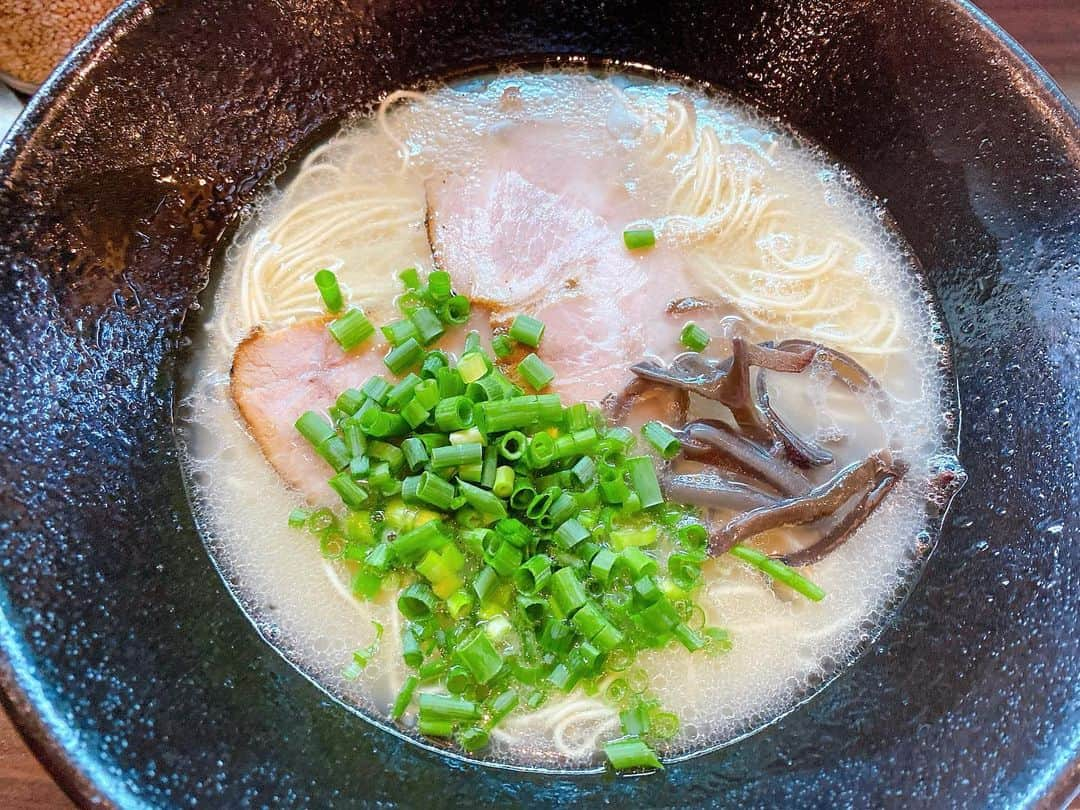 嶋村瞳さんのインスタグラム写真 - (嶋村瞳Instagram)「. ラーメン屋たつし スープ美味しかった🍜 替え玉の炭麺も♥ . #嶋村瞳のグルメ旅  #福岡 #ラーメン #たつし #グルメ」11月23日 14時15分 - hitomi_shimamura_official