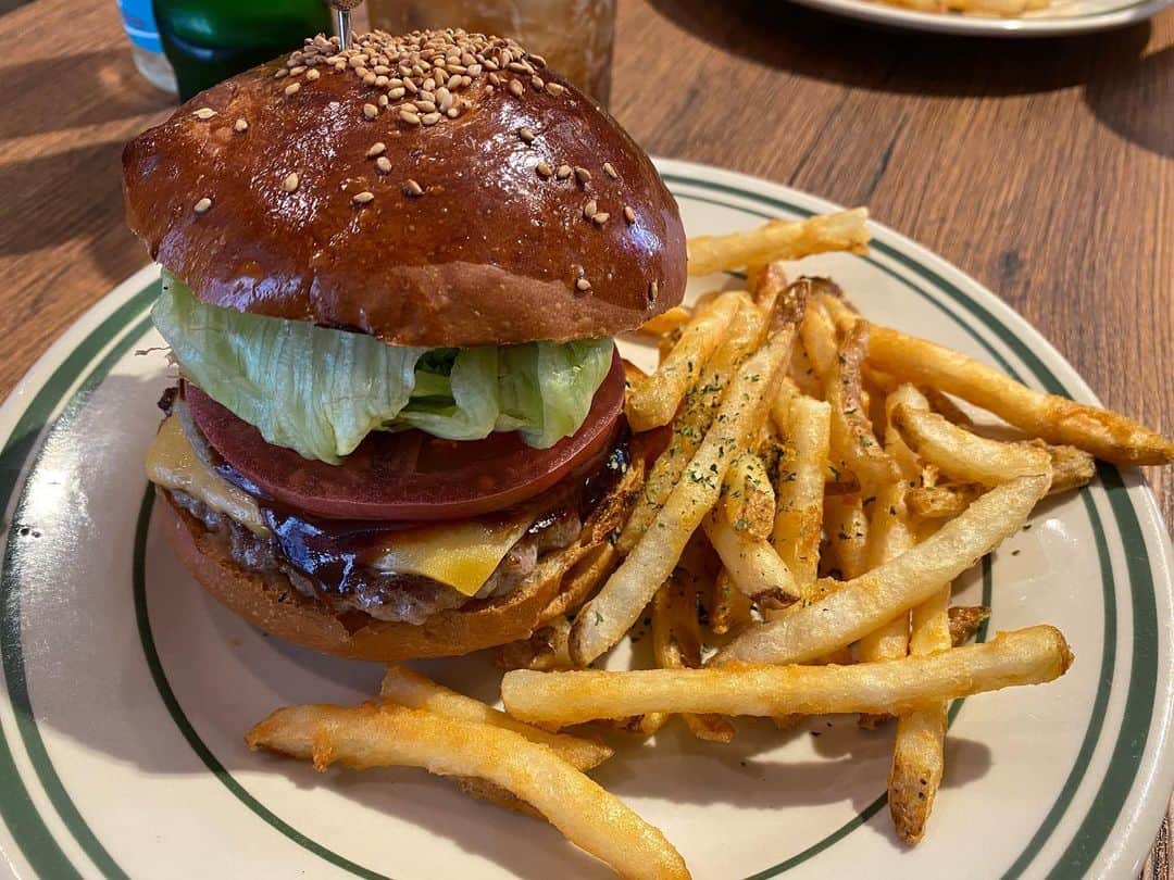 のインスタグラム：「大阪出張グルメ🍔🍜🍤🍖  #trip #travelgram #gourmet #gourmetburger #food #foodstagram #sightseeing #japan #osaka #japanesefood #travelphotography #cafe #dinner #lunch #lunchbox #takoyaki #burger #noodles #japaneselocalfood #ekiben #大阪 #大阪グルメ #駅弁 #カフェ #アメリカ村 #たこ焼き #お土産 #赤福 #ジビエ #鹿肉」