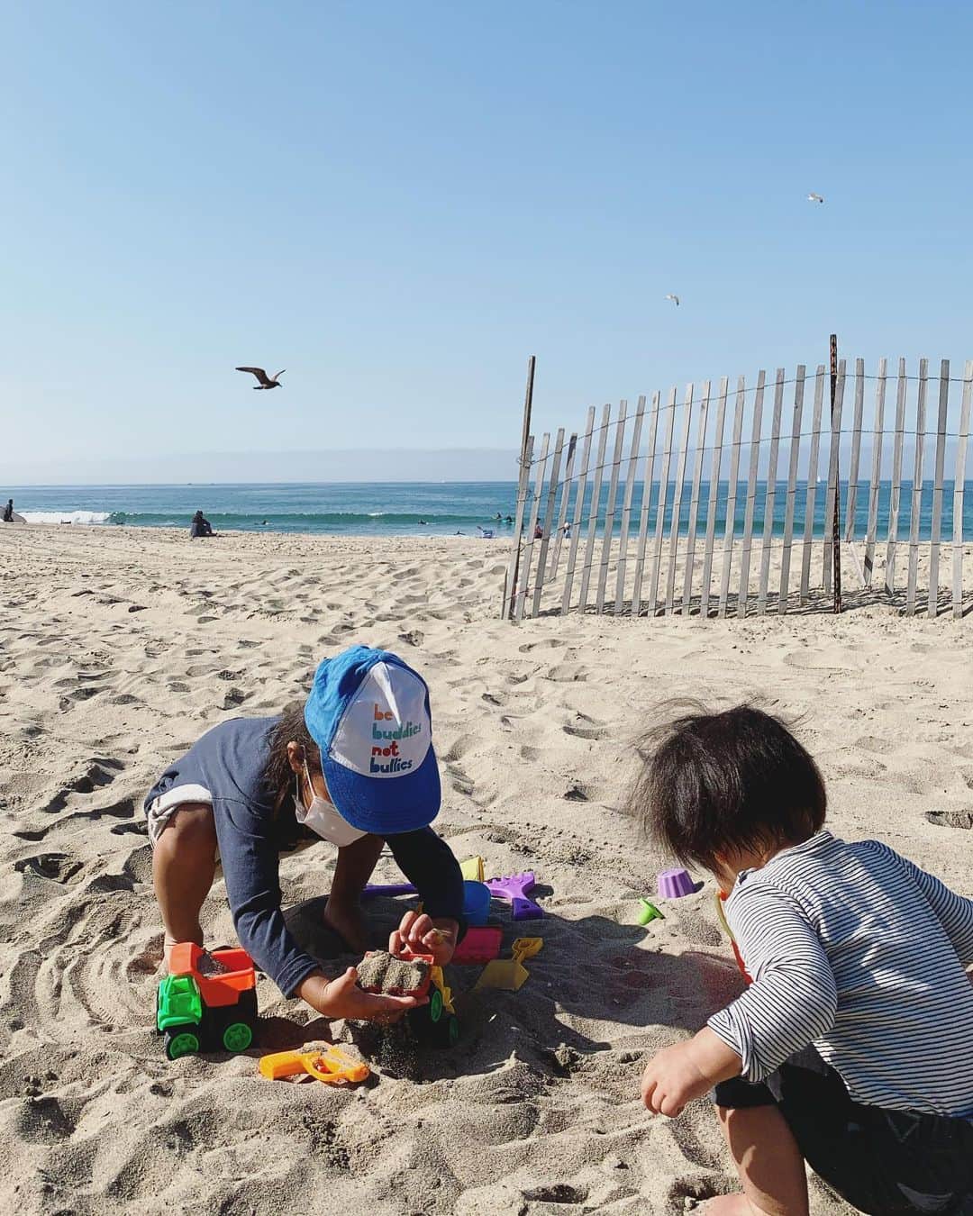 高木りなのインスタグラム：「起きてすぐカフェでモーニング食べて、 思いつきでそのままで海へ🐳🏖🌴 シャワー前で遊んてたので、 シャワーの水が流れる道を作って遊びました。 次男くんももうお砂遊びを楽しんでる。 本当早いなー😌 ランチは長男くんリクエストの ミートボールスパゲッティ❤️ 今週末も思いっきり息子たちと遊びました🙌🏻✨ また明日からがんばろー。  일어나자마자 카페에서 아침 먹고 곧장 바다로🐳 샤워기에서 흐르는 물로 물길을 만들며 놀았아요  둘째도 이제 모래놀이 재밌게 노네요 진짜 빠르다... 점심은 집에서 첫째가 먹고싶다고한 미트볼 스파게티! 잘 놀았던 주말이었습니다 내일부터 다시 화이팅!✨  #momlife #weekend #motherhood #losangeles #california」