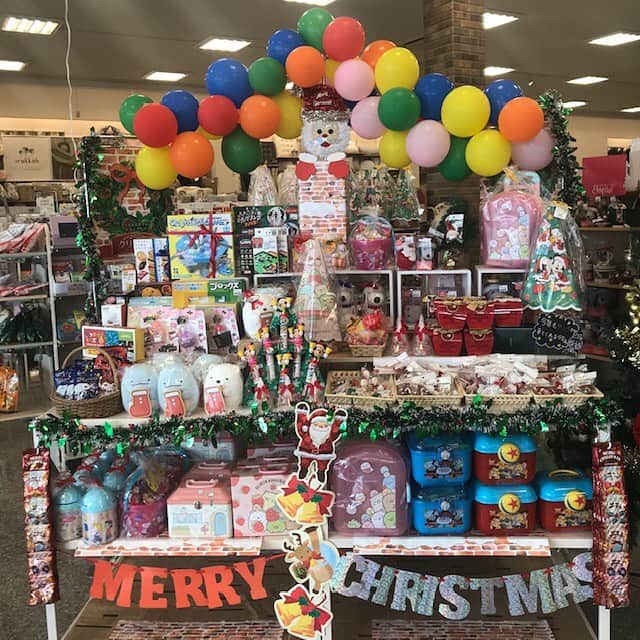シャンブルオフィシャルさんのインスタグラム写真 - (シャンブルオフィシャルInstagram)「クリスマス売場コンテスト🎄🎅スタート！  エントリーNo.10 鹿屋店 お店からのメッセージ📮 「今年のクリスマス🎄はおうちで過ごされる方が多いのでは？シャンブルの商品を使って、色鮮やかにおうちをデコレーションしてみては？」  もうすぐ、12月⭐️ 12月と言えば、クリスマスをイメージされる方も多いのでは？ シャンブルでは、クリスマスならではのアイテムを集めたクリスマス売場を展開中です♪  遠出のしにくい今年の冬は、シャンブルのクリスマスグッズと一緒にお家の中で楽しみましょう🏠  全国に展開するシャンブルの店舗から、よりすぐりの10の売場を紹介します。 皆様のお気に入りの売場にいいね！を押して応援してください📣  最寄りのシャンブルのクリスマス売場も店頭でチェックしてみてくださいね。  #クリスマス#売り場演出#季節を感じる#季節を楽しむ#クリスマスアイテム#クリスマスアイテム#売り場づくり#売り場」11月23日 14時17分 - grchambre