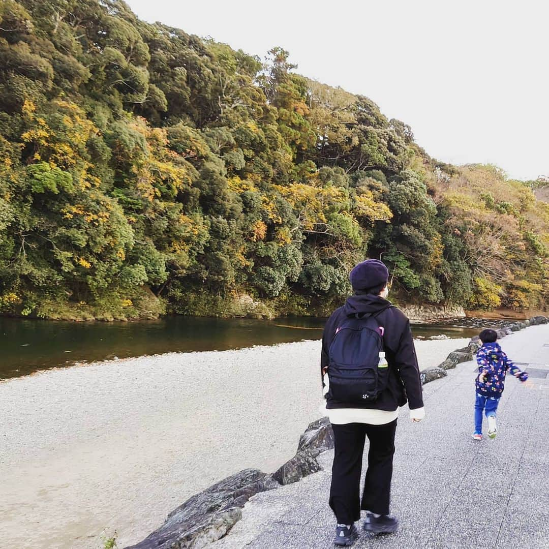 鈴木おさむさんのインスタグラム写真 - (鈴木おさむInstagram)「伊勢の紅葉、素敵でした。伊勢の紅葉シーズンは短いらしく。まさに、ベストタイミング。伊勢神宮内宮さんに向かう道は、かなり混んでいましたが、この川沿いを通っていくと、人は少なく、かつ、紅葉を楽しみながら進むことができる。テンション上がる息子と、そんな息子をゆっくり追いかける妻。」11月23日 14時20分 - osamuchan_suzuki