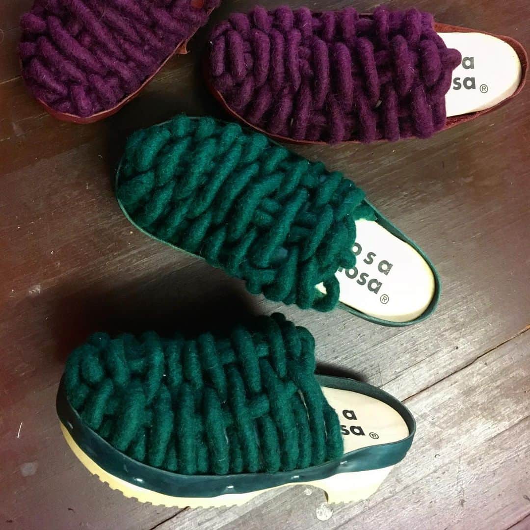 ロサモサさんのインスタグラム写真 - (ロサモサInstagram)「new colors  link in bio + #emerald #lilac #wool #artisan #clogs #oneofakind #cocooning #shoplocal #supportthemakers #vienna #style」11月23日 5時28分 - rosamosavienna