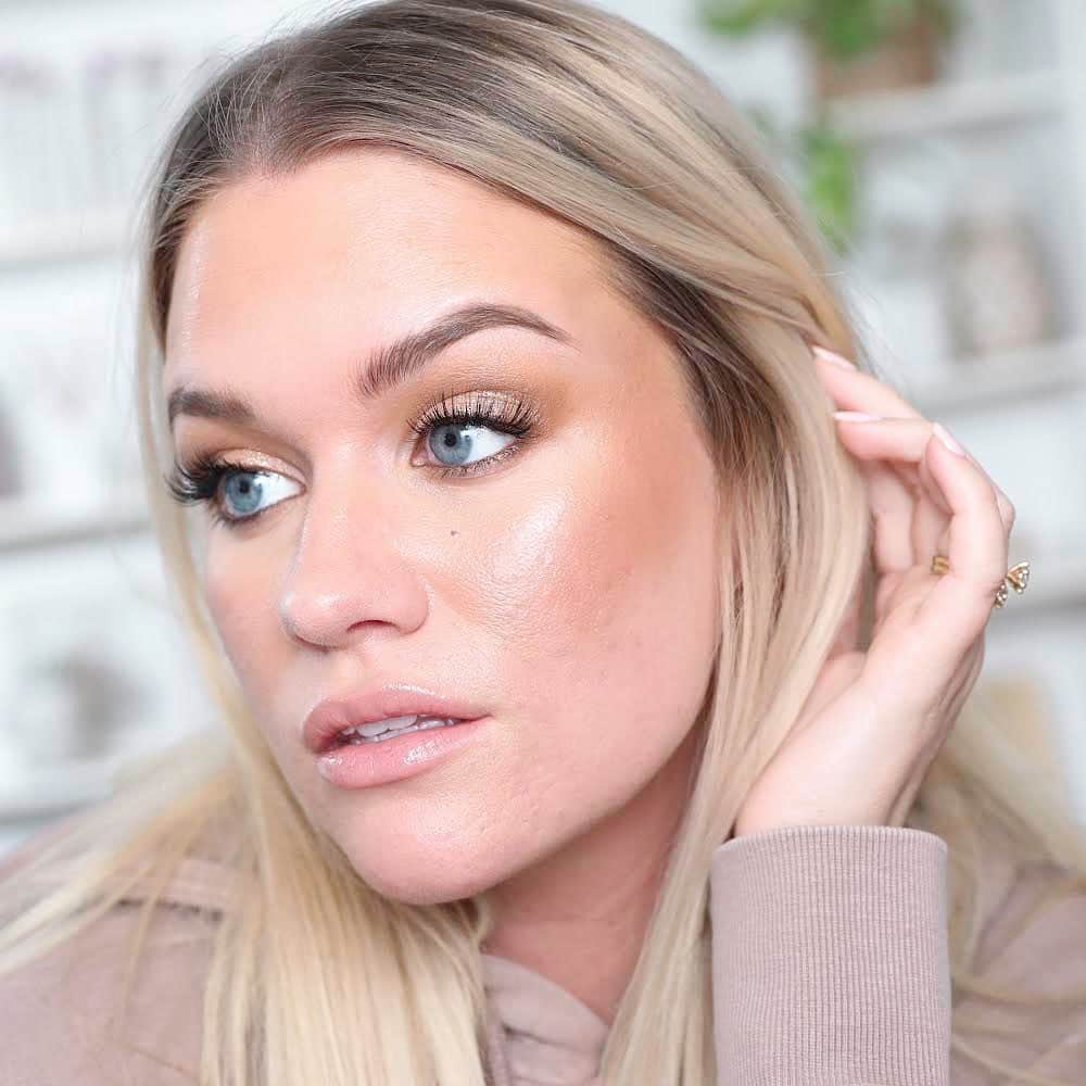 Samantha Ravndahlのインスタグラム：「#ad @coverfx might’ve got me with this powder highlight tho...wearing the new Custom Enhancer Palette for a little fall glow (i’m not letting summer die is what I’m getting at) 🧚🏼‍♀️ I like to apply with my fingers for a more skin-like finish 👌🏼」