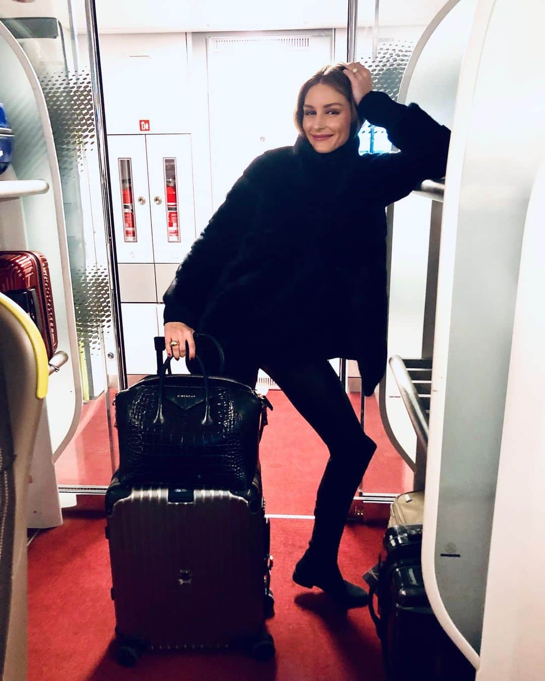 オリヴィア・パレルモのインスタグラム：「An homage to traveling 🧳 Pack your bags because when you’re ready to travel again, you might be able to do it in First Class thanks to @omaze! They’re offering a chance to win two First Class plane tickets anywhere in the world 🗺 The best part? Your entry helps support @dressforsuccess at a time when our help is needed more than ever. Enter at Omaze.com/Olivia or at the link in my bio. See you in the skies 🛩  Good luck!!!」