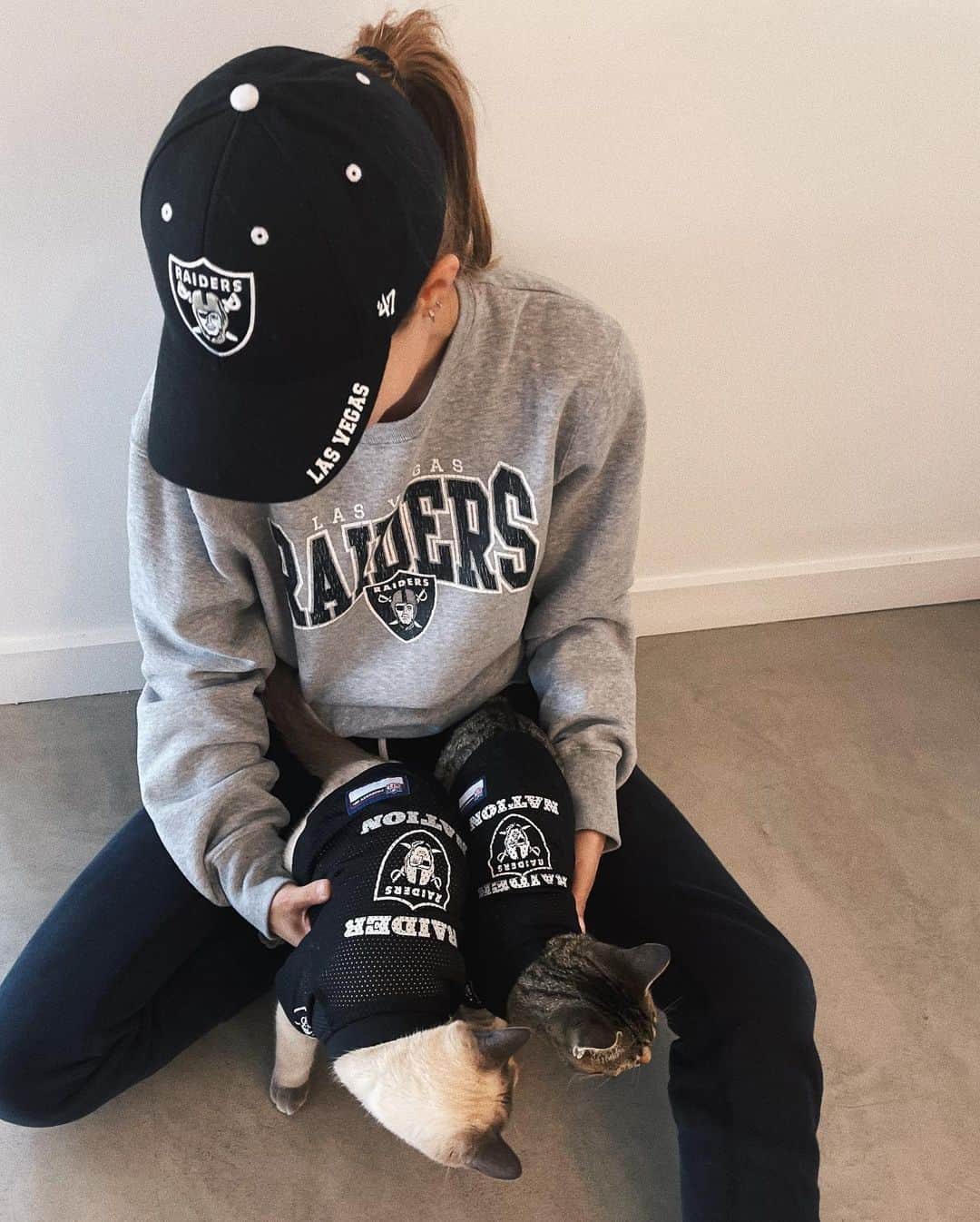 ジョセフィン・スクリヴァーさんのインスタグラム写真 - (ジョセフィン・スクリヴァーInstagram)「Converted the whole family !! Only #raidernation allowed in this house. ☠️🏈 @raiders」11月23日 5時23分 - josephineskriver