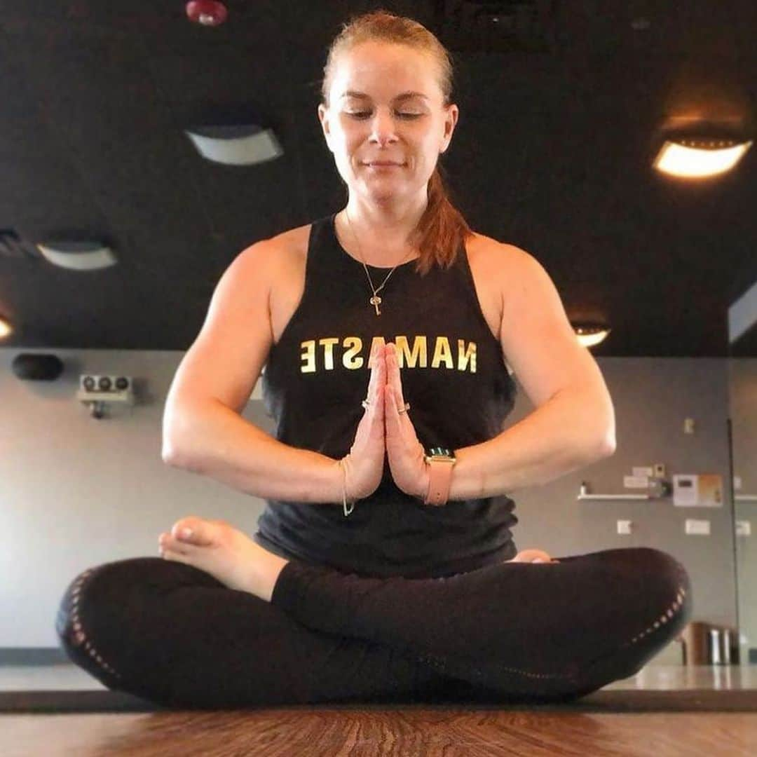 ロビン・ロード・テイラーのインスタグラム：「Not only is my beautiful sister a brilliant singer, mother, and friend—she is also an excellent yoga instructor. Give @theyogimer a follow and take a class, why don’t you! #namaste ❤️」