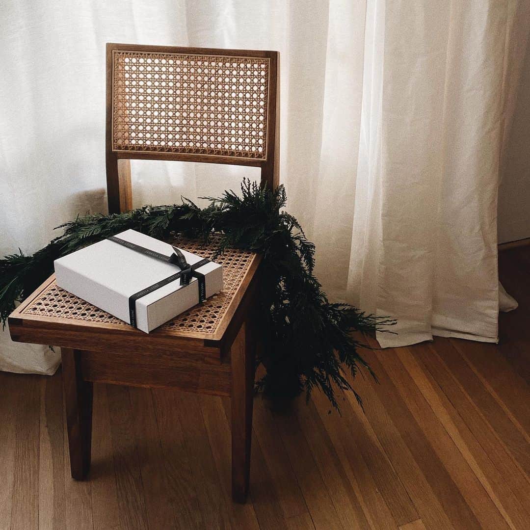 JanessaLeoneのインスタグラム：「GIVING SEASON WITH JL ____ Holiday itinerary coming tomorrow.  #janessaleone」