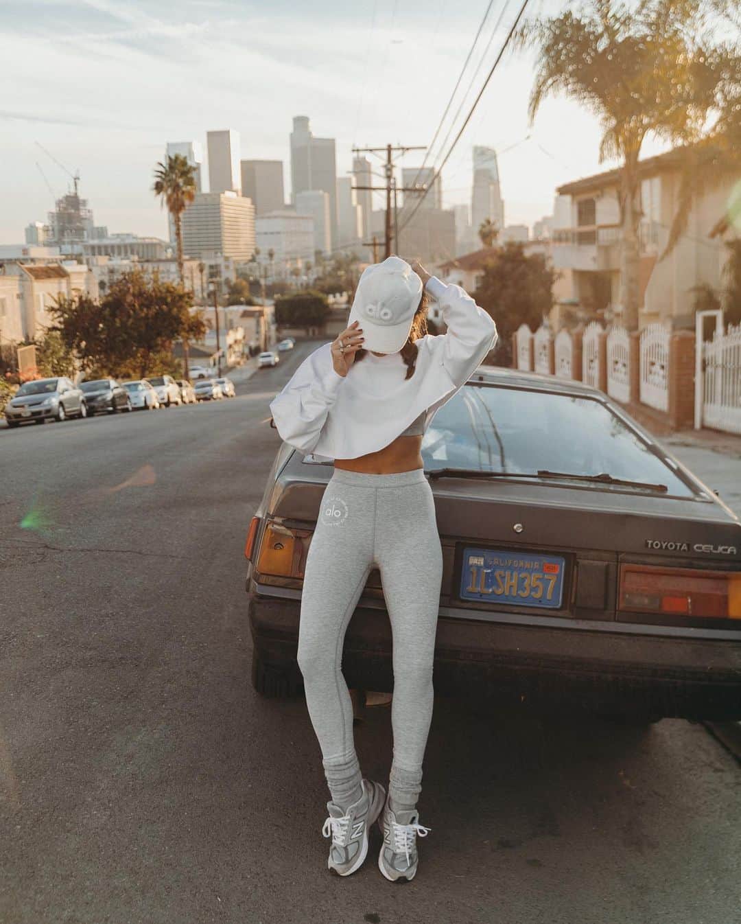 Collage Vintageのインスタグラム：「Sundays are for outdoor activities, one of my favorite is to walk fast around the city to discover new places meanwhile I move my 🍑 @aloyoga {oh and new blog-post, link in bio!} {nuevo post en el blog}」