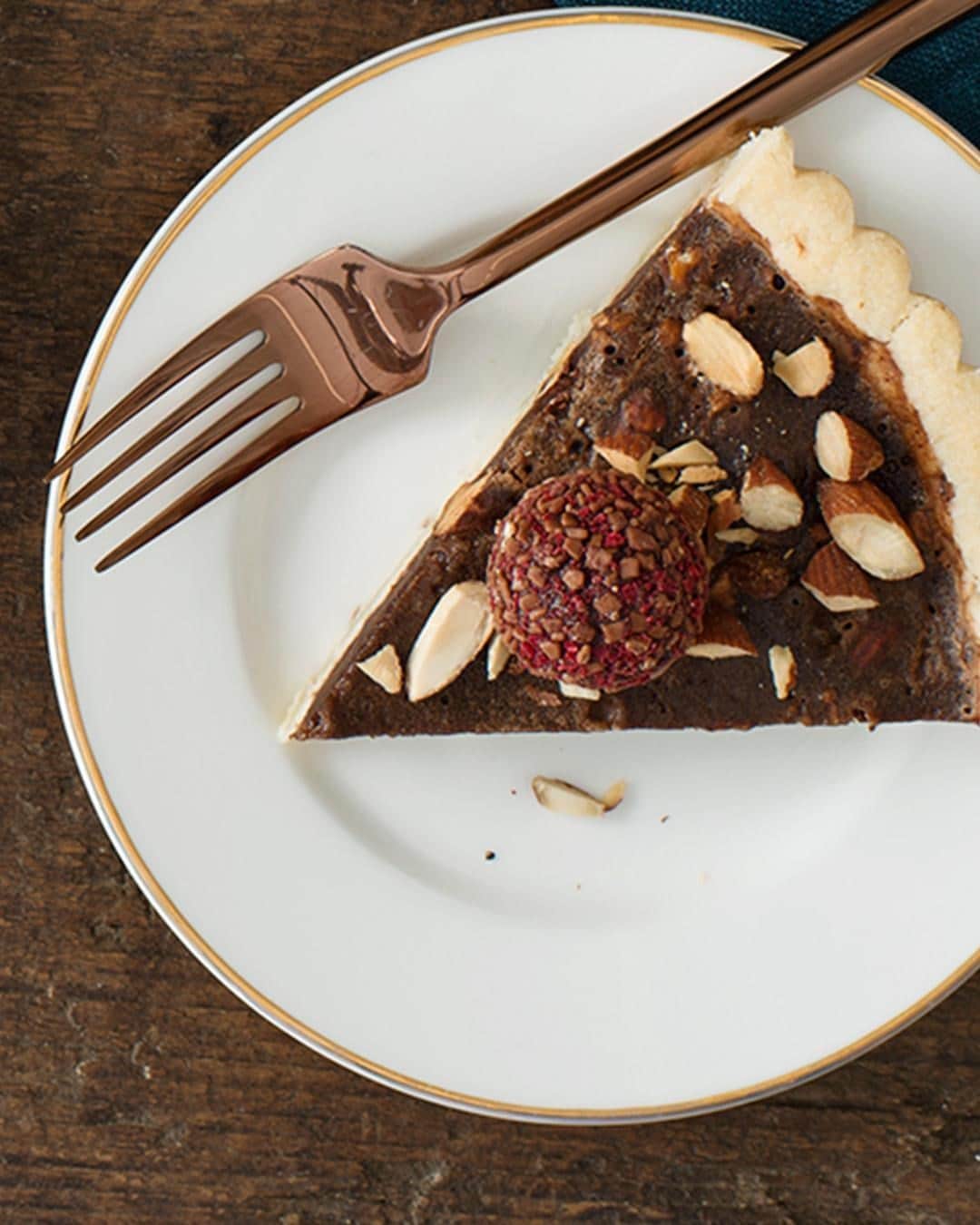 GODIVAさんのインスタグラム写真 - (GODIVAInstagram)「Switch up your Thanksgiving desserts this year with this delicious GODIVA Chocolate Almond Tart recipe. #SweetSundays https://bit.ly/GODIVAAlmondTart」11月23日 5時41分 - godiva