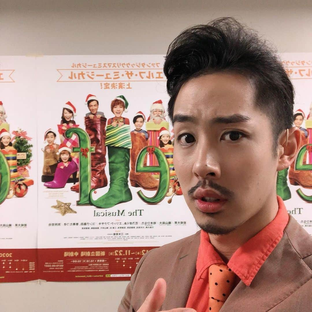 エリック･フクサキさんのインスタグラム写真 - (エリック･フクサキInstagram)「“Elf The Musical” お陰様で無事千秋楽まで駆け抜ける事ができました‼︎  今回が自分にとって、ミュージカルの初舞台‼︎大袈裟かもしれませんが、 新国立劇場で母国語ではない日本語で演技をする事は、人生最大のチャレンジでした。  とってもドキドキしましたし、学ばせて頂く事が多く、この作品に関わる皆さんの背中を見て沢山勉強させていただき、幸せでしたし、何より楽しかったです！  劇中ではニューヨークにあるメイシーズデパートのお店のマネージャー役を務めさせていただきました。 このキャラクターから沢山の気付きと共に「誰だって優しい心を持ってる」という大事なことを教えて頂きました。  この様なご時世の中、足を運んで下さった 皆さん、優しく接してくださったスタッフ、関係者の皆さん、沢山教えてくださった先輩方をはじめカンパニーの皆さんに心の底から感謝しています。 De verdad Muchas gracias de Corazón!   この素敵な作品に参加できたことは僕にとっての宝物です。  あー‼︎‼︎ またミュージカルに出たいなー  そして、2020年のクリスマスシーズンが 世界中で愛に溢れる素敵な心を持ち続けられる一年の締めくくりとなります様に願っています‼︎  エリック  Buen trabajo! Hoy culminamos con el “Senshūraku”, la última función de “Elf the musical”. 16 funciones en 10 días.  Primera experiencia actuando en escenario y en un idioma que no es mi lengua materna, en el gran Nuevo Teatro Nacional de Japón. Personificar al Manager de Macy’s Department Store en Japonés,  tal vez haya sido el reto más grande que me ha puesto la vida al frente.  Muy aparte, quisiera comentar que en esta ocasión he aprendido demasiadas cosas, no solo de los grandes actores con los que tuve el privilegio de pisar el mismo escenario, sino de todo el staff, sus enseñanzas con respecto a la consideración con todo el equipo y la importancia que tiene el espacio de nuestro corazón.  Quiero agradecerle de corazón a todos los que asistieron a esta función, al staff que me dio ésta gran oportunidad y siempre fue amable y comprensivo, al ensemble que me enseñó muchas cosas con su ejemplo, a la orquesta que le dio brillo a cada emoción, y a toda persona involucrada en este proyecto y al mensaje de la obra de por sí, que me llevó a mis raíces.  A pesar de todas las dificultades que estamos afrontando, espero que la magia navideña invada nuestros corazones este 2020 y nos llene de paz, nos una y nos de el más grande regalo de nuestro universo:  Simplemente Amor,   Los quiero mucho a todos,  Eric!   #岩崎大昇　さん #織山尚大　さん #柏木ひなた　さん #花乃まりあ　さん #コング桑田　さん #香寿たつき　さん #別所哲也　さん @ericfukusaki   #ミュージカル #演技 #actuación #debut #musical #elfthemusical」11月23日 5時57分 - ericfukusaki