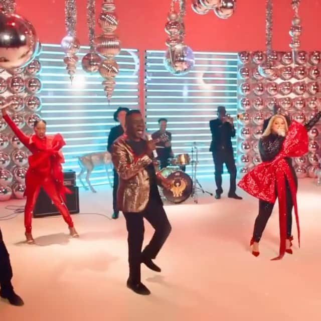 アース・ウィンド・アンド・ファイアーのインスタグラム：「Repost! • @meghan_trainor GET READY FOR THE MUSIC VIDEO WITH @earthwindandfire OUT MONDAY!!!! #HOLIDAYS 🎉🎁🎄🤰🏼」