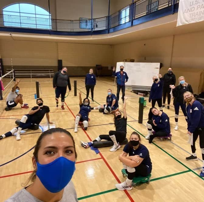 USA Volleyballさんのインスタグラム写真 - (USA VolleyballInstagram)「Teammates = Family 🤗 Tag your volleyball family!  (Repost @usav_sitting_wnt) • Incredibly grateful for this family heading into Thanksgiving week. If you know, you know. ❤️❤️❤️ #SittingGoldinTokyo」11月23日 5時59分 - usavolleyball