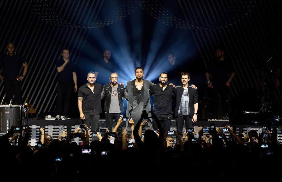 Sorriso Marotoのインスタグラム：「No dia do músico, uma foto na nossa casa: o palco. Todos nessa imagem pegam estrada pra seguir com a missão de levar música ao destino final, o coração das pessoas. Obrigado a todos que fazem da família Sorriso Maroto.   Hoje a nossa homenagem é, em especial, pra vocês. 🖤  #DiaDoMusico」