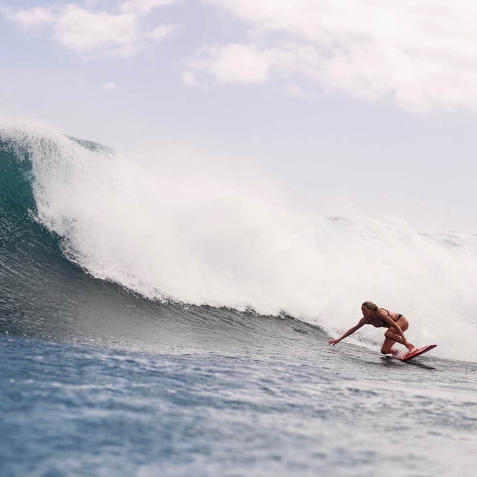 ローラ・エンバーのインスタグラム：「wash off 🌊 @billabongwomens riding @dhdsurf mini twin」