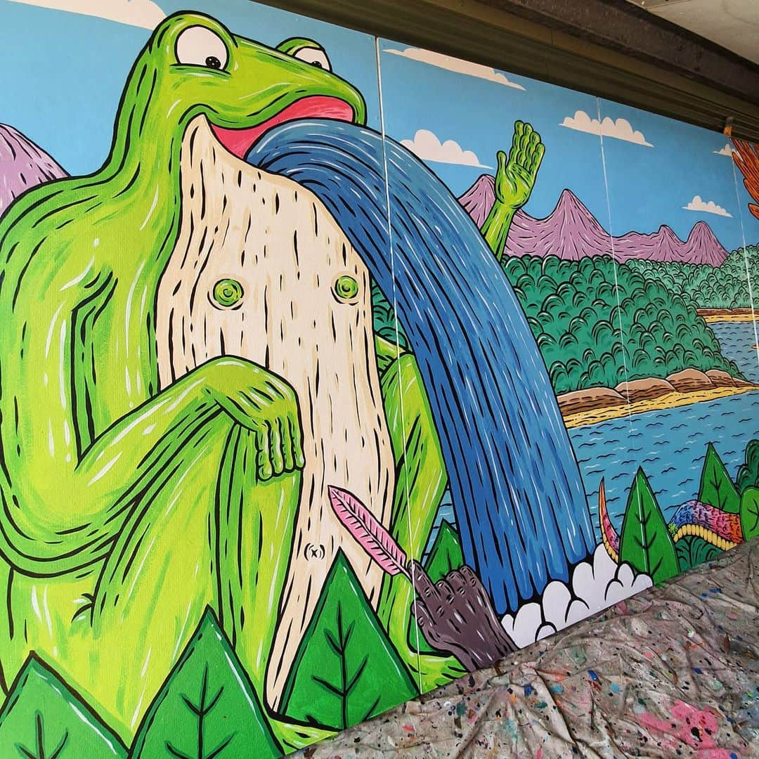 MULGAさんのインスタグラム写真 - (MULGAInstagram)「The left side section from the mural I painted at Maitland Grossmann High School with the students.⁣ ⁣ This is my rendition of Tiddalik the Frog 🐸 from the Dreamtime story where he got real thirsty one day and drunk all the water from the billabong and then there was no water left and all the other animals where heaps thirsty so they thought if they could make him laugh then the water might come back out. They where successful in their mission when the dancing eel caused Tiddalik to laugh.⁣ ⁣ The End⁣ ⁣ #mulgatheartist #frogart #schoolmural」11月23日 6時08分 - mulgatheartist