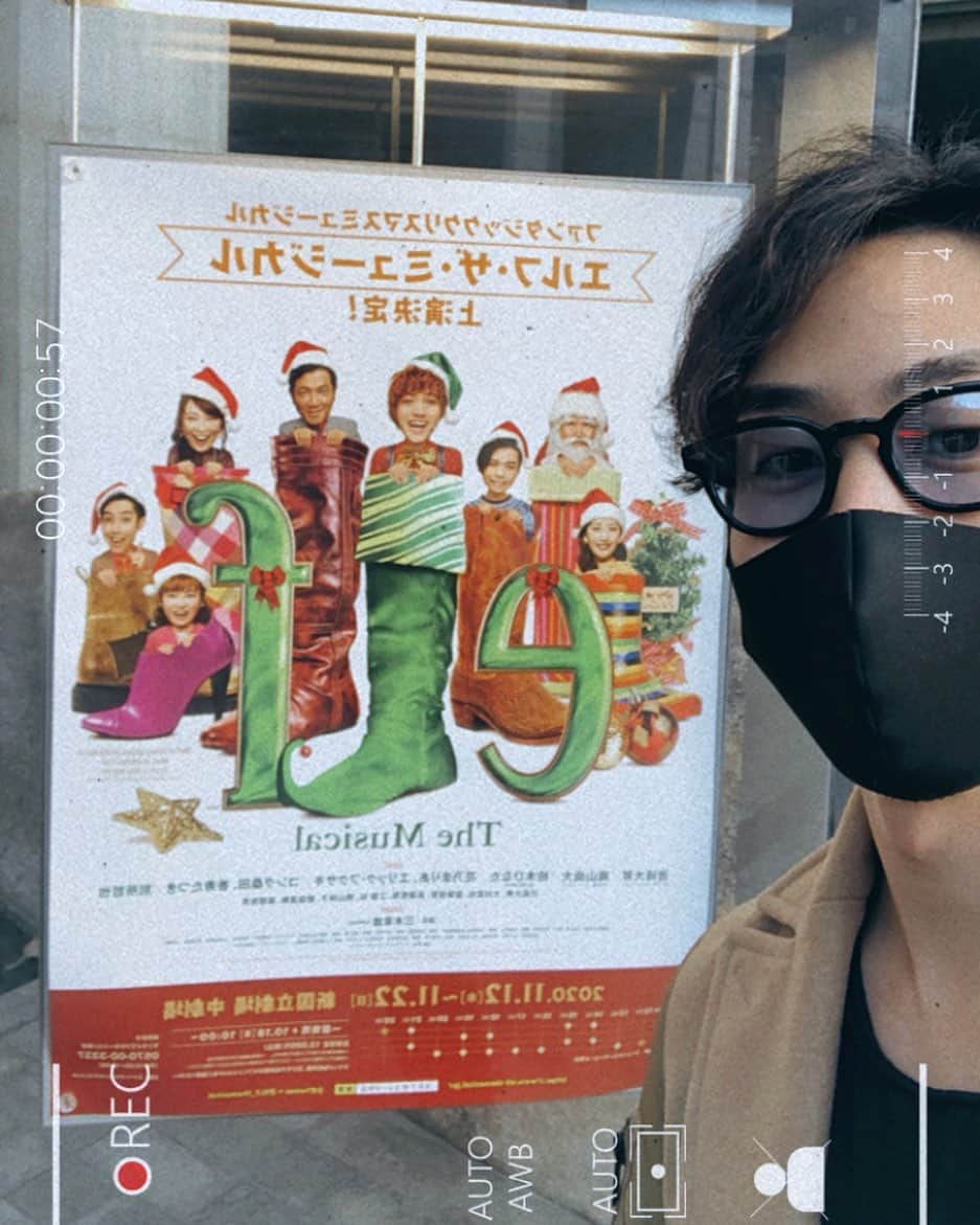 エリック･フクサキさんのインスタグラム写真 - (エリック･フクサキInstagram)「“Elf The Musical” お陰様で無事千秋楽まで駆け抜ける事ができました‼︎  今回が自分にとって、ミュージカルの初舞台‼︎大袈裟かもしれませんが、 新国立劇場で母国語ではない日本語で演技をする事は、人生最大のチャレンジでした。  とってもドキドキしましたし、学ばせて頂く事が多く、この作品に関わる皆さんの背中を見て沢山勉強させていただき、幸せでしたし、何より楽しかったです！  劇中ではニューヨークにあるメイシーズデパートのお店のマネージャー役を務めさせていただきました。 このキャラクターから沢山の気付きと共に「誰だって優しい心を持ってる」という大事なことを教えて頂きました。  この様なご時世の中、足を運んで下さった 皆さん、優しく接してくださったスタッフ、関係者の皆さん、沢山教えてくださった先輩方をはじめカンパニーの皆さんに心の底から感謝しています。 De verdad Muchas gracias de Corazón!   この素敵な作品に参加できたことは僕にとっての宝物です。  あー‼︎‼︎ またミュージカルに出たいなー  そして、2020年のクリスマスシーズンが 世界中で愛に溢れる素敵な心を持ち続けられる一年の締めくくりとなります様に願っています‼︎  エリック  Buen trabajo! Hoy culminamos con el “Senshūraku”, la última función de “Elf the musical”. 16 funciones en 10 días.  Primera experiencia actuando en escenario y en un idioma que no es mi lengua materna, en el gran Nuevo Teatro Nacional de Japón. Personificar al Manager de Macy’s Department Store en Japonés,  tal vez haya sido el reto más grande que me ha puesto la vida al frente.  Muy aparte, quisiera comentar que en esta ocasión he aprendido demasiadas cosas, no solo de los grandes actores con los que tuve el privilegio de pisar el mismo escenario, sino de todo el staff, sus enseñanzas con respecto a la consideración con todo el equipo y la importancia que tiene el espacio de nuestro corazón.  Quiero agradecerle de corazón a todos los que asistieron a esta función, al staff que me dio ésta gran oportunidad y siempre fue amable y comprensivo, al ensemble que me enseñó muchas cosas con su ejemplo, a la orquesta que le dio brillo a cada emoción, y a toda persona involucrada en este proyecto y al mensaje de la obra de por sí, que me llevó a mis raíces.  A pesar de todas las dificultades que estamos afrontando, espero que la magia navideña invada nuestros corazones este 2020 y nos llene de paz, nos una y nos de el más grande regalo de nuestro universo:  Simplemente Amor,   Los quiero mucho a todos,  Eric!   #岩崎大昇　さん #織山尚大　さん #柏木ひなた　さん #花乃まりあ　さん #コング桑田　さん #香寿たつき　さん #別所哲也　さん @ericfukusaki   #ミュージカル #演技 #actuación #debut #musical #elfthemusical」11月23日 6時15分 - ericfukusaki