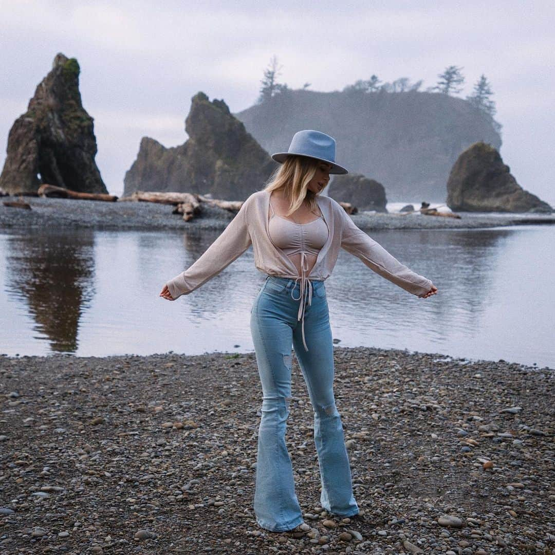 サラ・ジーン・アンダーウッドさんのインスタグラム写真 - (サラ・ジーン・アンダーウッドInstagram)「Wearing @fashionnova and having a Pacific Northwest coast day 💕. Swipe to see how well their jeans fit the booty 🍑👀 fashionnovapartner  . Top “came to slay 2 piece top” Jeans “not so common distressed flare jean” Boots “queen of the game booties” . #novababe #ootd #winterfashion #fallfashion #pnw #pnwonderland #beautifuldestinations #getoutside #neverstopexploring」11月23日 6時16分 - saraunderwood