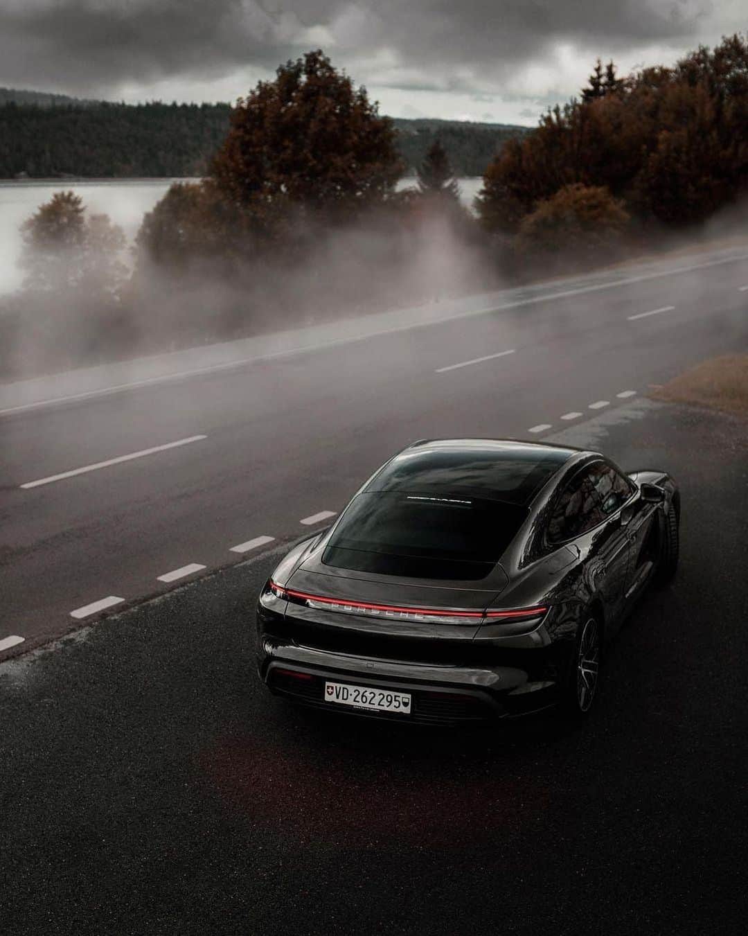 Porscheさんのインスタグラム写真 - (PorscheInstagram)「Waiting for the fog to lift. (📸@arvinfinger) #Porsche #PorscheMoment」11月23日 6時30分 - porsche