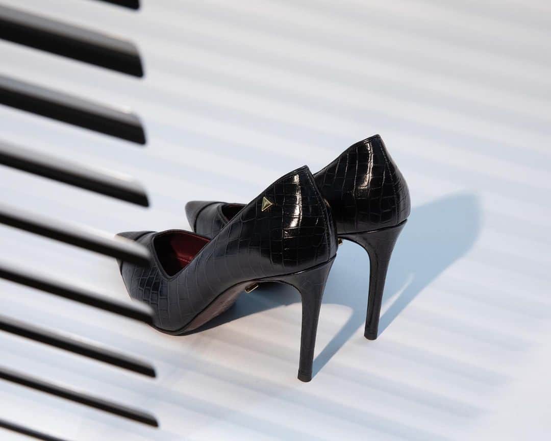 グレイメールさんのインスタグラム写真 - (グレイメールInstagram)「Simple, unflashy, quietly classy.🖤  #Greymer #pump  #blackpumps  #heels #shoes #shoeslover #accessories  #blackisbeautiful」11月23日 6時23分 - greymerofficial